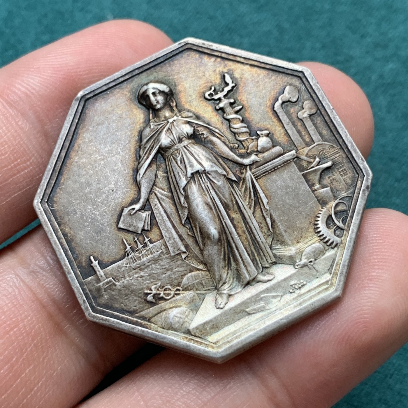 《竞宝斋》第187场-周日，周一 2场 (全场包邮) 法国1859年杰顿工商银行纪念八角银章，彩虹彩，21.6g 37mm 丰饶角Argent边铭