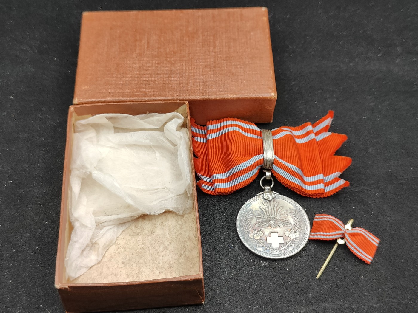 全场0元起拍 第80期 咸鱼国勋章拍卖专场 8月9日（周三）下午6：00开始 日本早期女版赤十字社员章带略 银制 上挂有损-