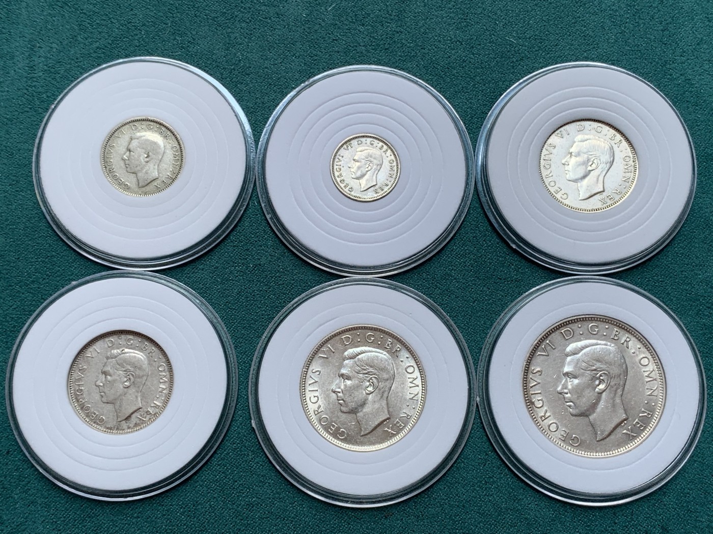 《竞宝斋》第187场-周日，周一 2场 (全场包邮) 6枚一组 好品乔治六世本土版三便士银币与六便士银币 英格兰与苏格兰版1先令银币 两先令银币和半克朗除便士外均有明显转光 流通好品