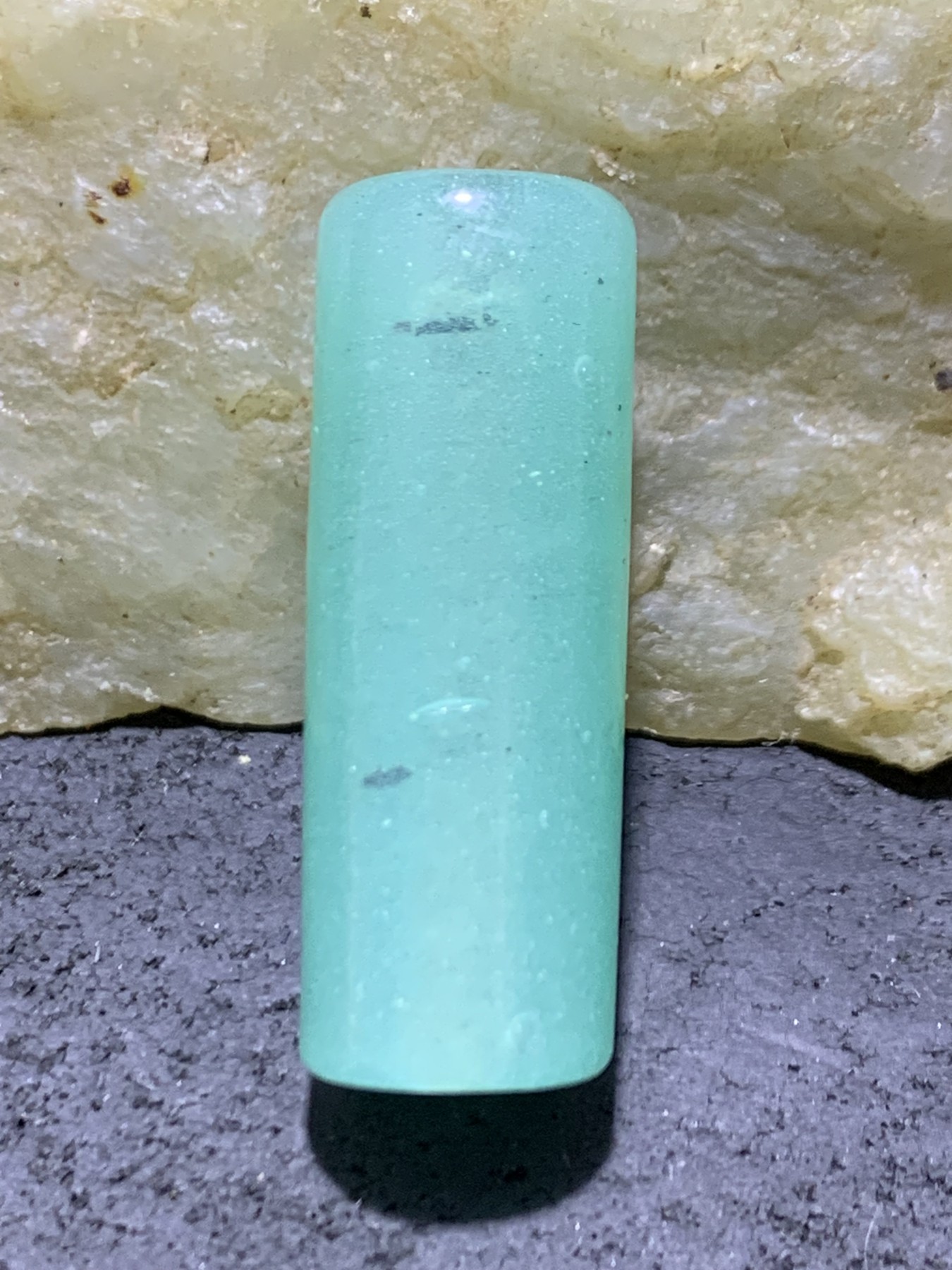 精美罕见建国前后库存冰山蓝色琉璃管珠一颗，