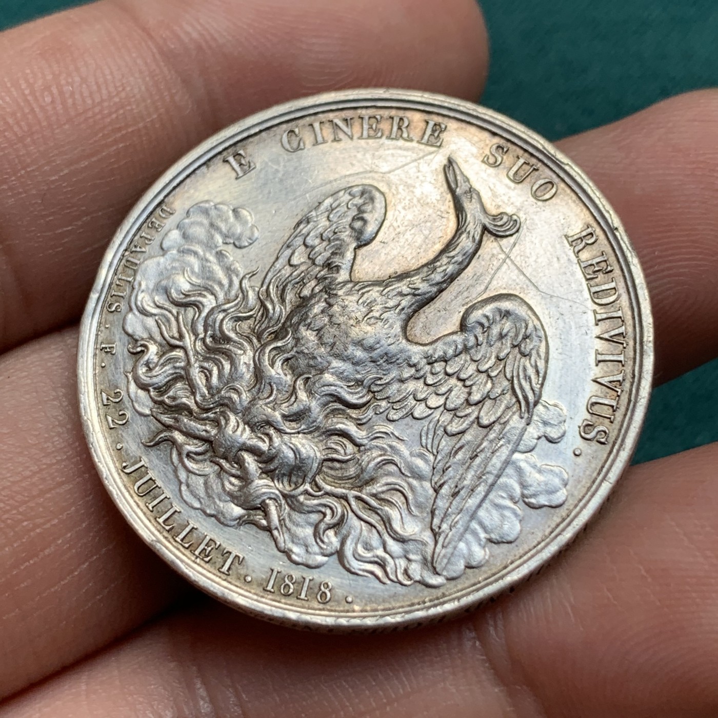 《竞宝斋》第187场-周日，周一 2场 (全场包邮) 法国1818浴火凤凰保险银章  直径：34mm 重量：18.86g  边铭：手指＋银标＋颁奖信息 周圈手刻文字 非常精美