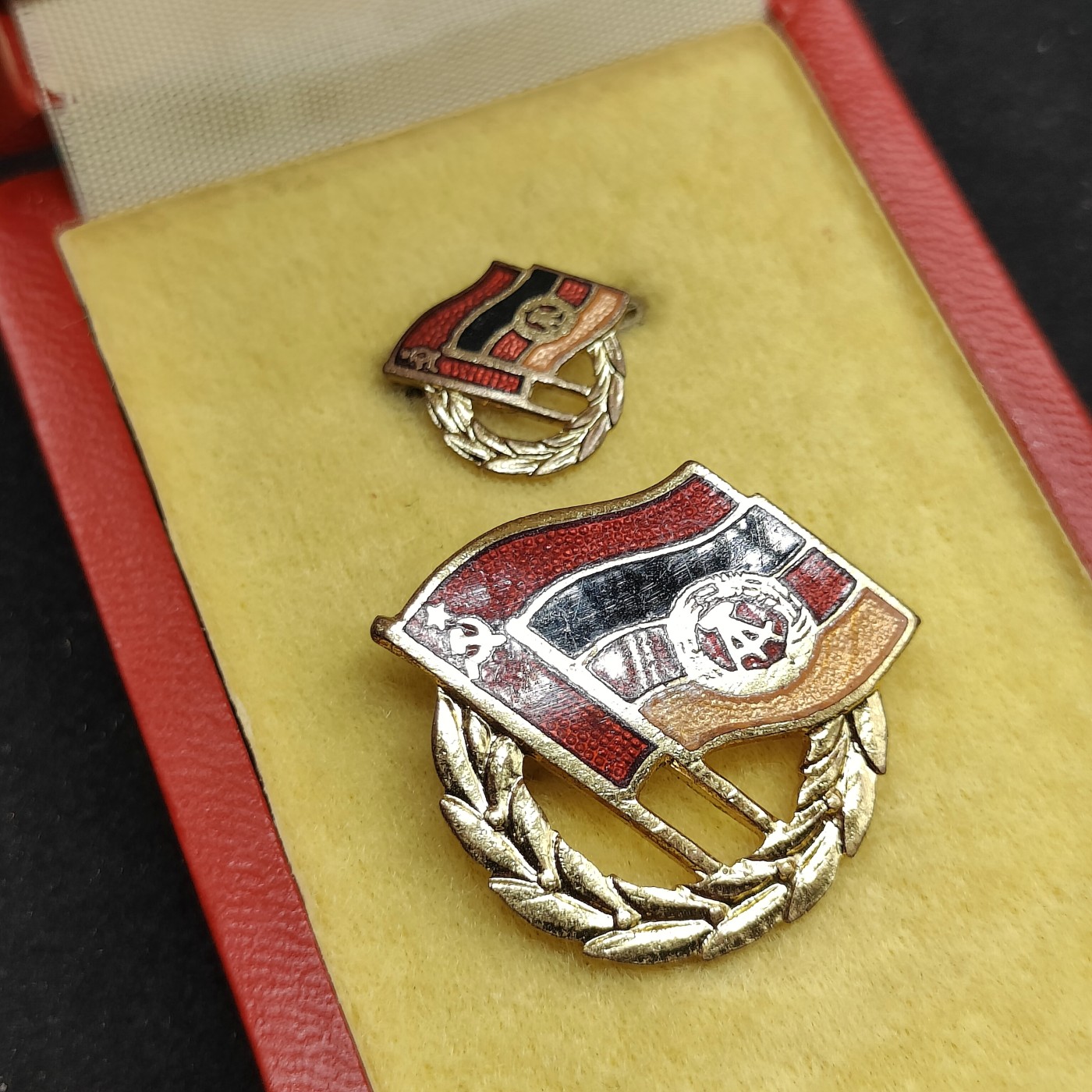 全场0元起拍 第80期 咸鱼国勋章拍卖专场 8月9日（周三）下午6：00开始 东德苏德友谊徽章金级 带早期漆皮盒