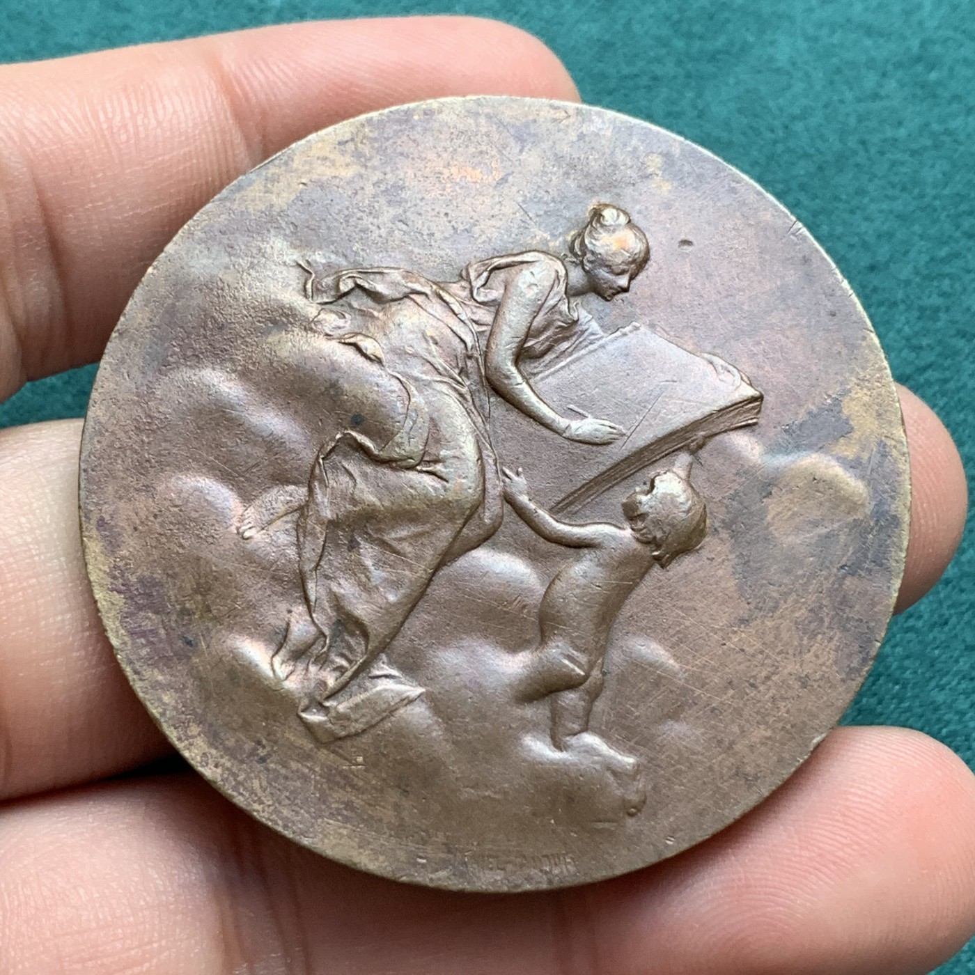 《竞宝斋》第187场-周日，周一 2场 (全场包邮) 法国云端女神艺术铜章  直径：49mm  重量：63.3g  边铭：丰饶角＋铜标