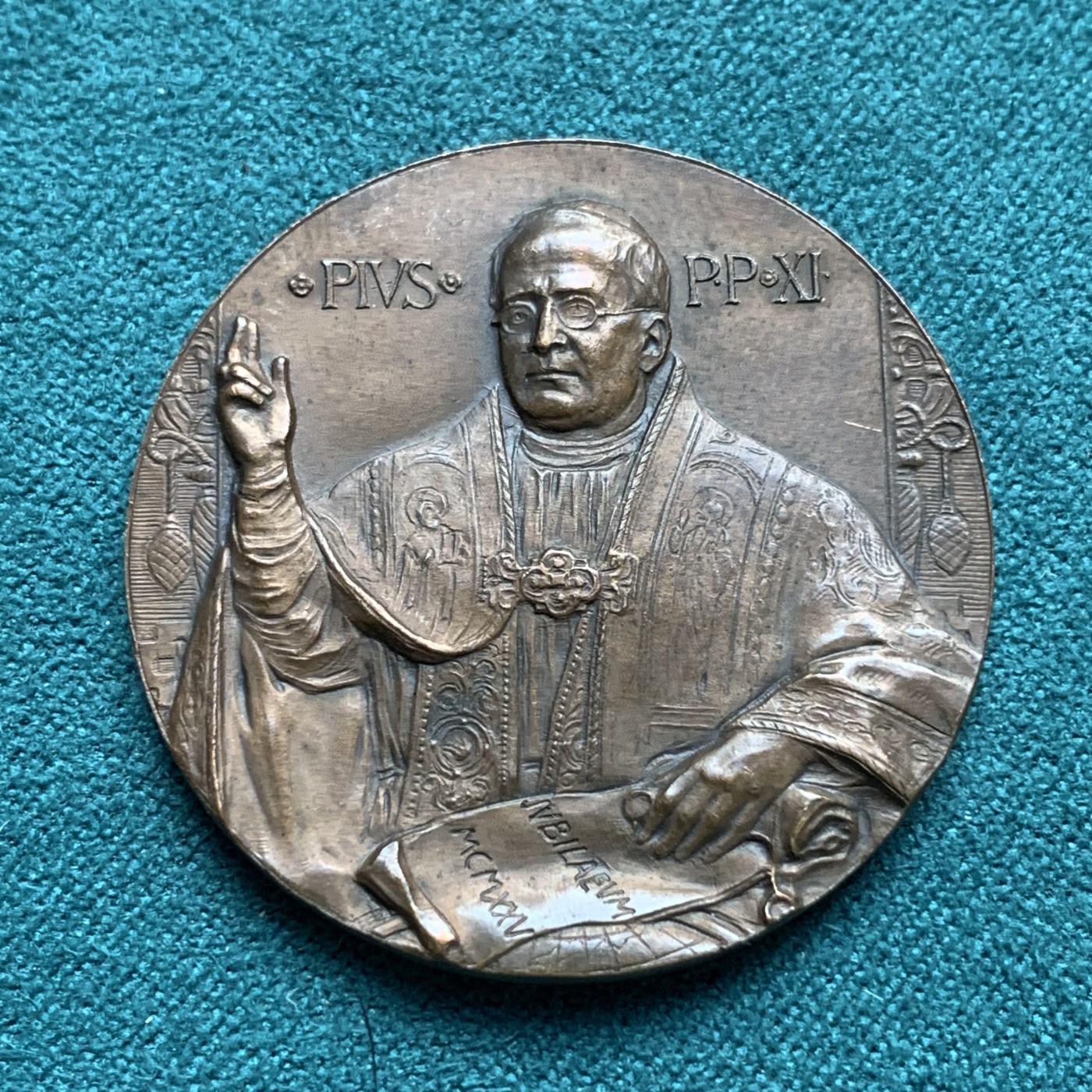 《竞宝斋》第187场-周日，周一 2场 (全场包邮) 1925 年 梵蒂冈教皇庇护十一世“圣年”奖章 全新品佳，雕刻感十足 35mm 14.8克