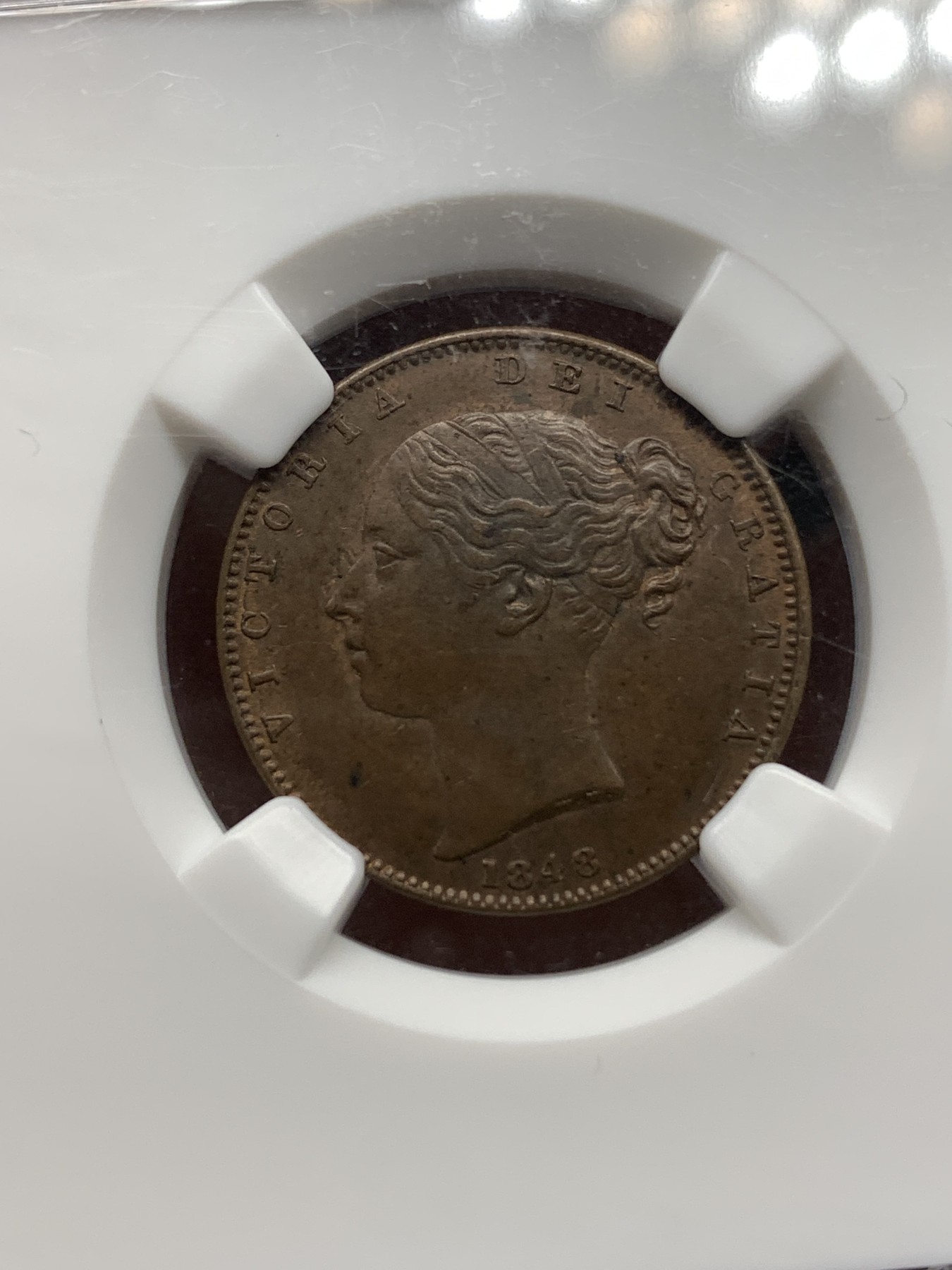 《竞宝斋》第187场-周日，周一 2场 (全场包邮) NGC-MS62BN 英国 1848年 早期小维 1/4便士=1法新 铜币 巧克力包浆，MS难得。经典小维头像，青春靓丽。