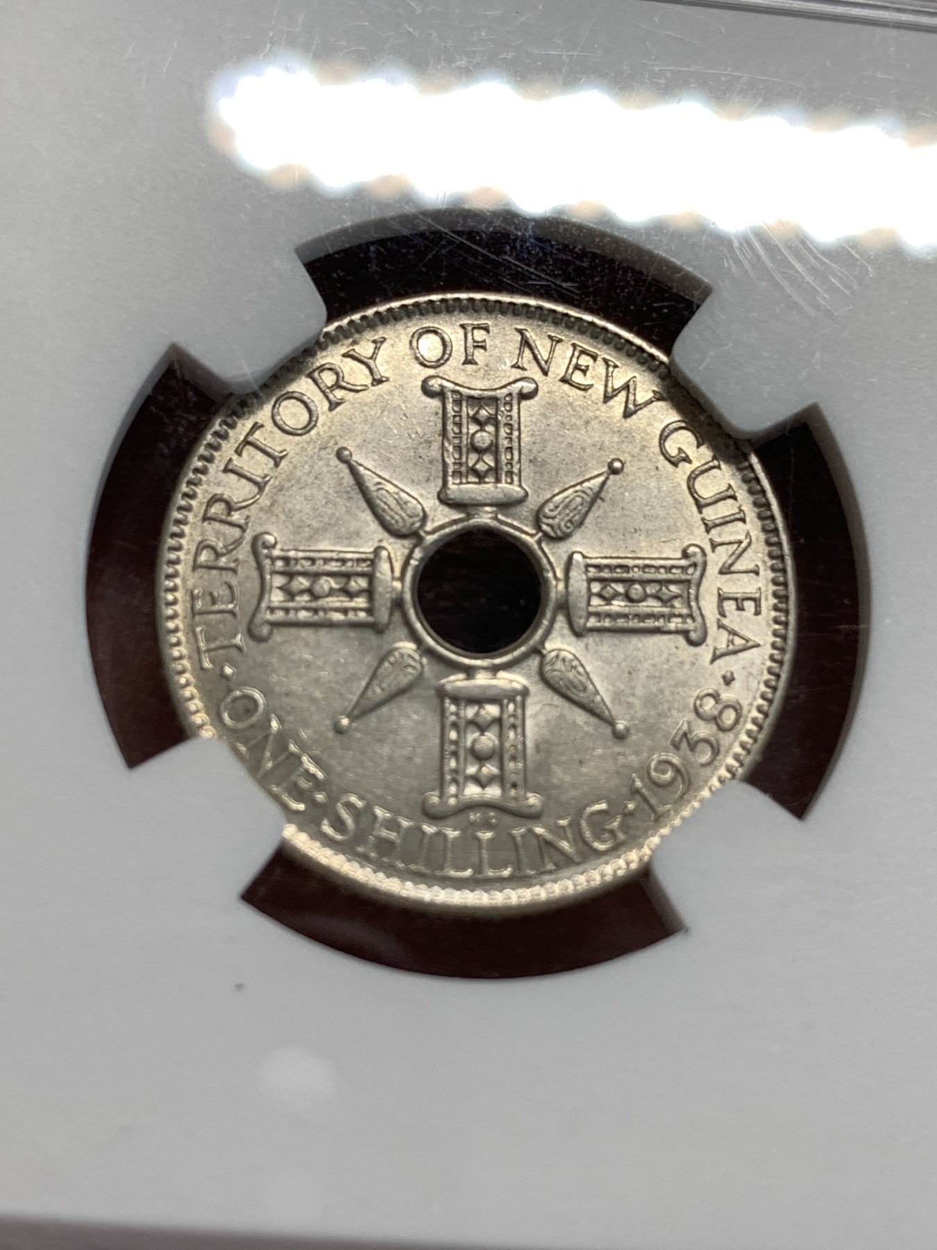 《竞宝斋》第187场-周日，周一 2场 (全场包邮) NGC-MS62  新几内亚 1938年 乔治六世一先令银币，转光良好，设计精美，融合英伦皇家气派与新几内亚土著风情