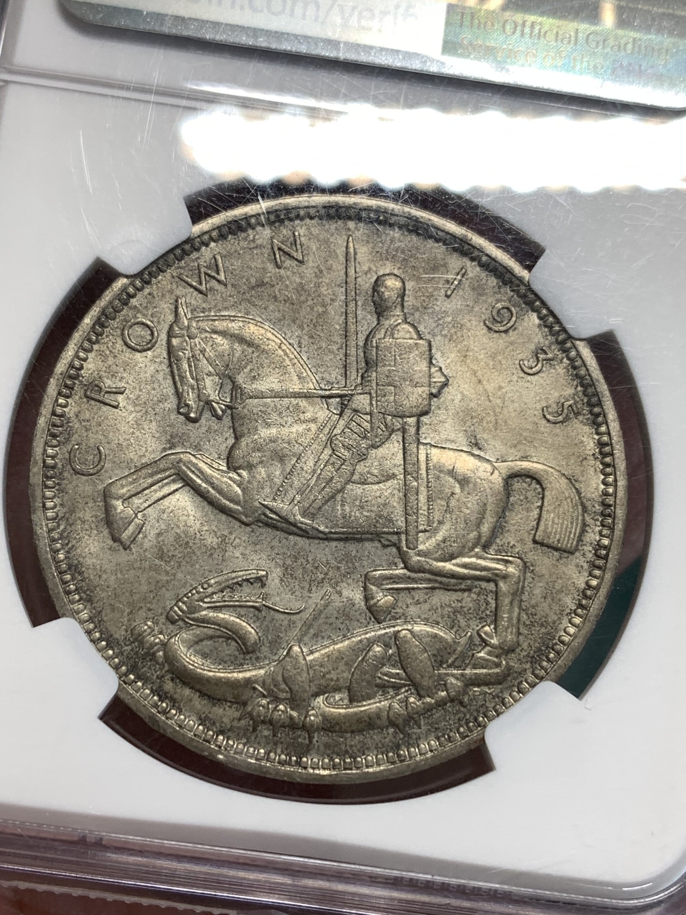 《竞宝斋》第187场-周日，周一 2场 (全场包邮) NGC-MS63 英国1935年 乔治五世国王马剑屠龙克朗大银币  深彩包浆 底板带有霜光