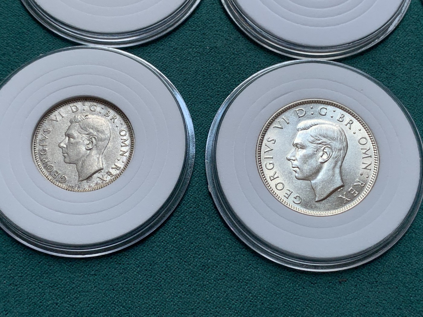 《竞宝斋》第187场-周日，周一 2场 (全场包邮) 6枚一组 好品乔治六世本土版三便士银币与六便士银币 英格兰与苏格兰版1先令银币 两先令银币和半克朗除便士外均有明显转光 流通好品