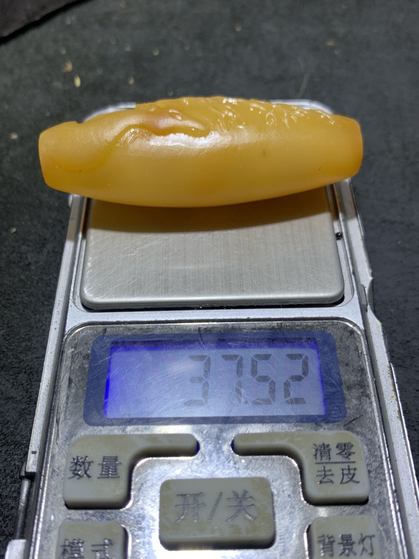 精美亚光罕见金黄色高玉化海洋玉髓手工俏色巧雕雄鹿大桶珠一个！