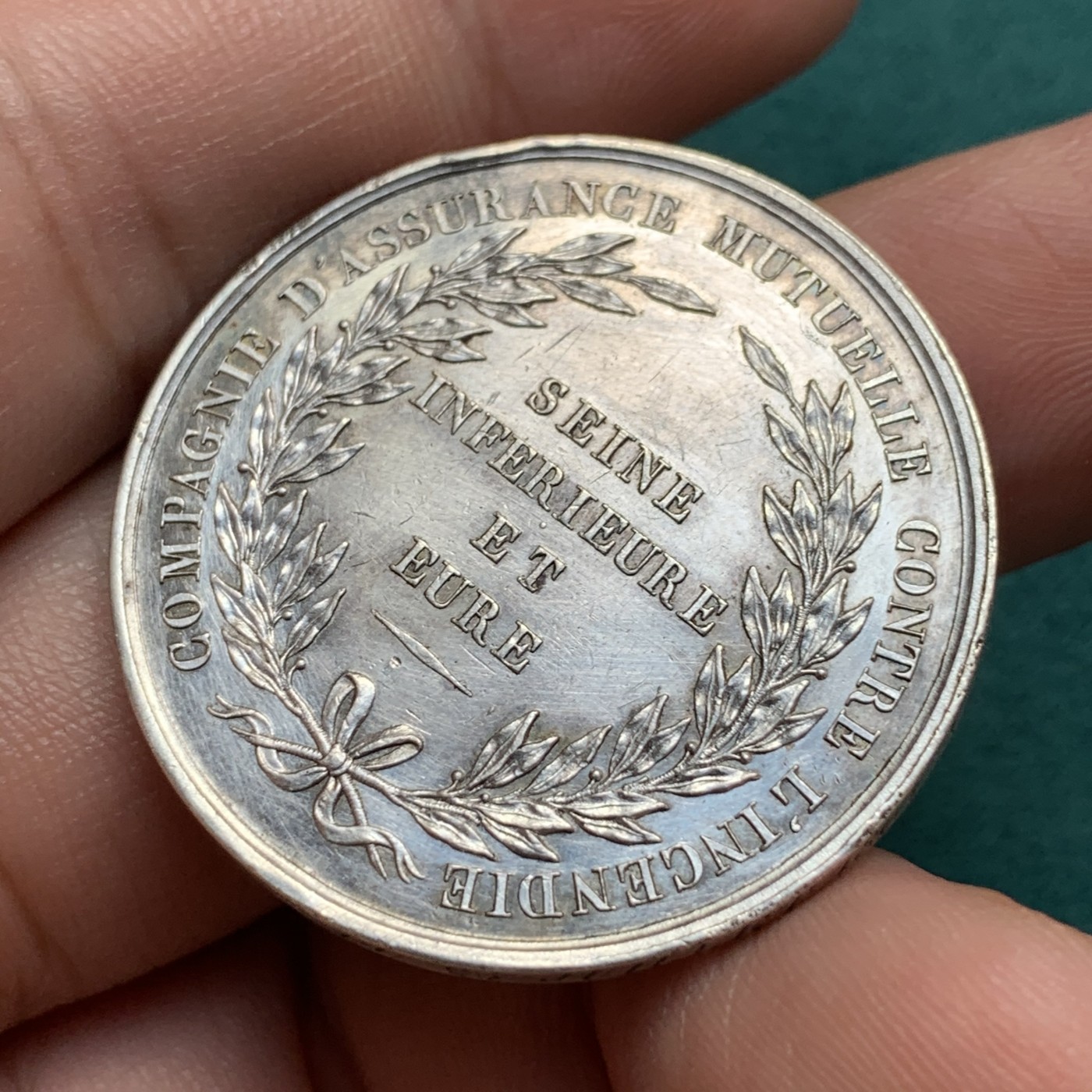 《竞宝斋》第187场-周日，周一 2场 (全场包邮) 法国1818浴火凤凰保险银章  直径：34mm 重量：18.86g  边铭：手指＋银标＋颁奖信息 周圈手刻文字 非常精美