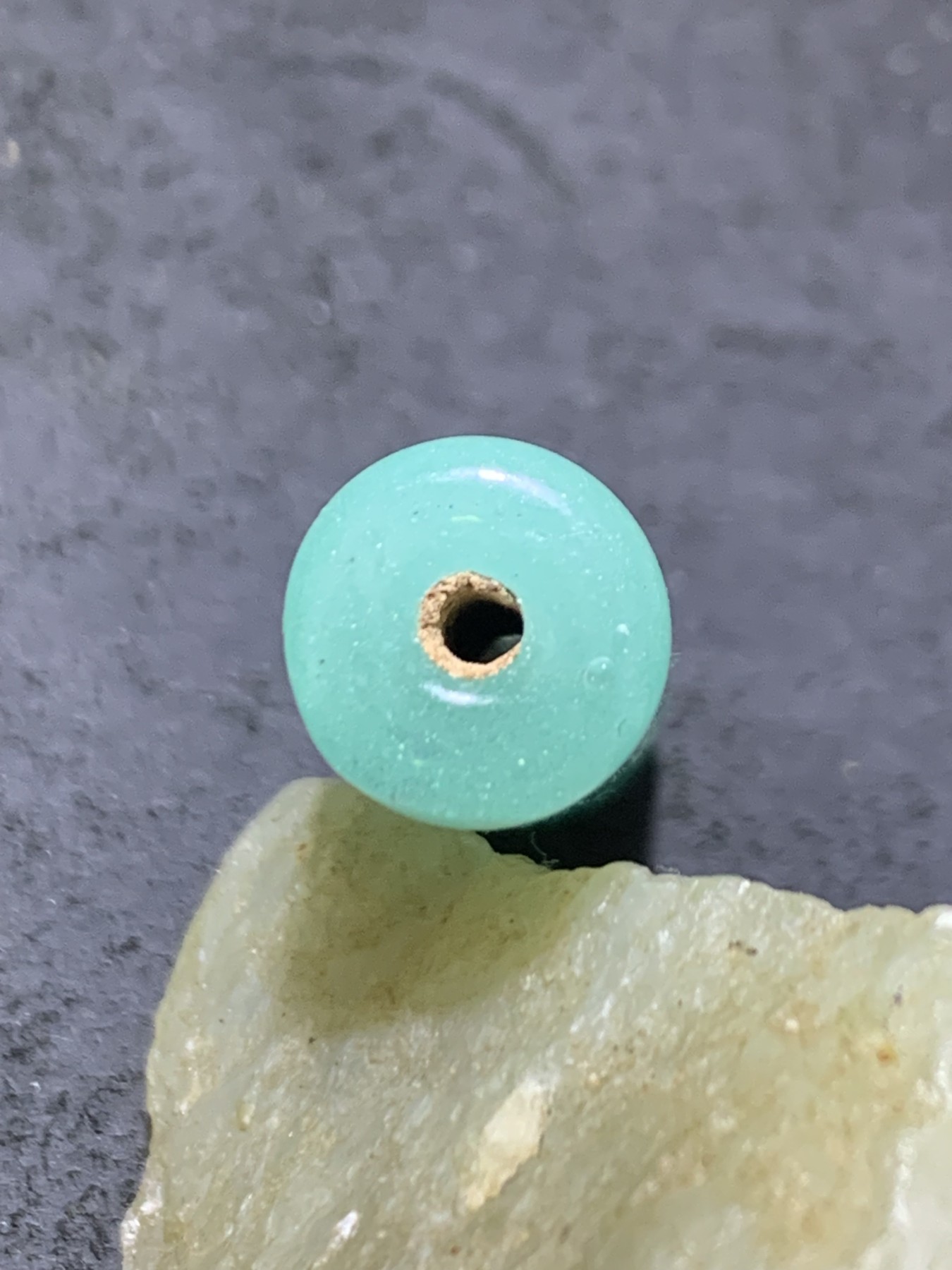 精美罕见建国前后库存冰山蓝色琉璃管珠一颗，
