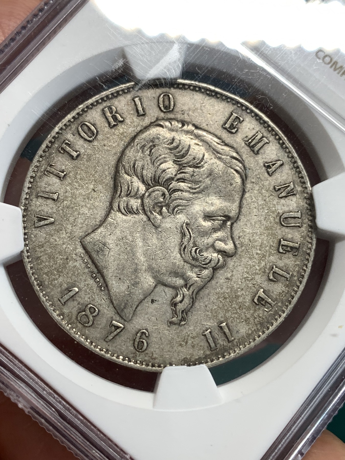 《竞宝斋》第187场-周日，周一 2场 (全场包邮) NGC XF45 意大利1876年伊曼纽尔二世5里拉大银币 原味老包浆 盒子左下角小磕