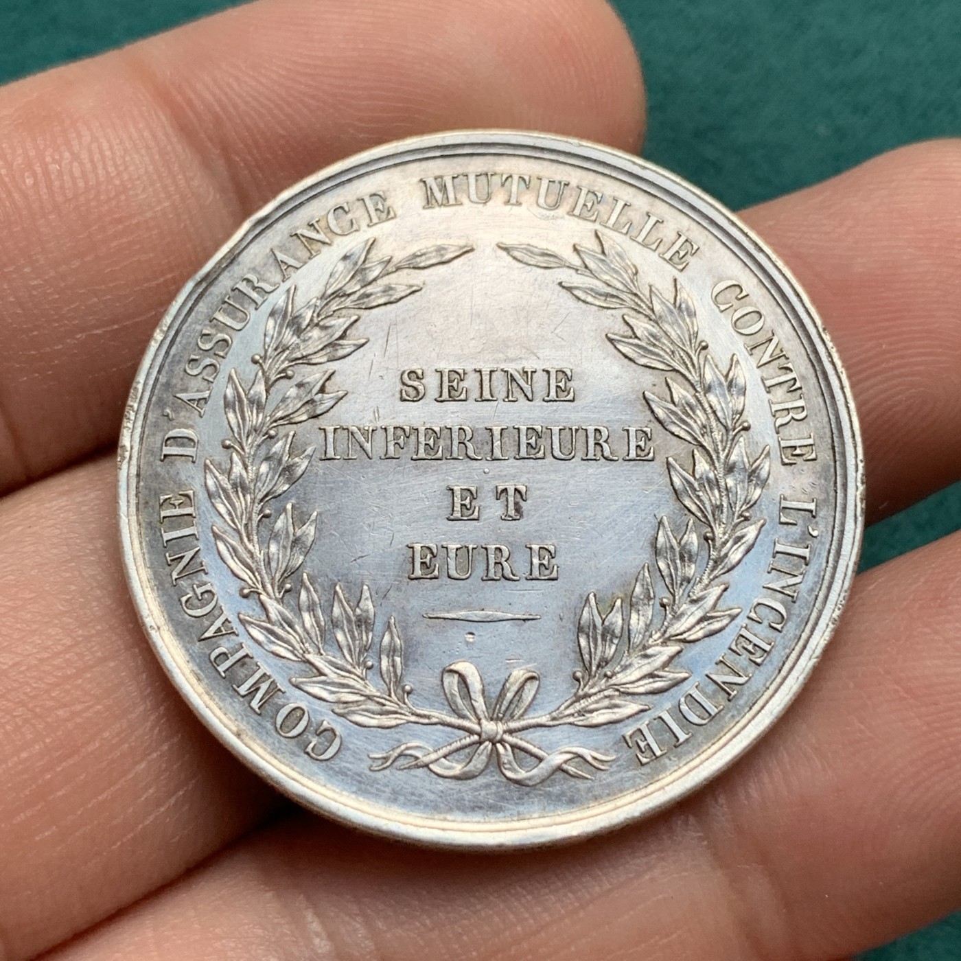 《竞宝斋》第187场-周日，周一 2场 (全场包邮) 法国1818浴火凤凰保险银章  直径：34mm 重量：18.86g  边铭：手指＋银标＋颁奖信息 周圈手刻文字 非常精美