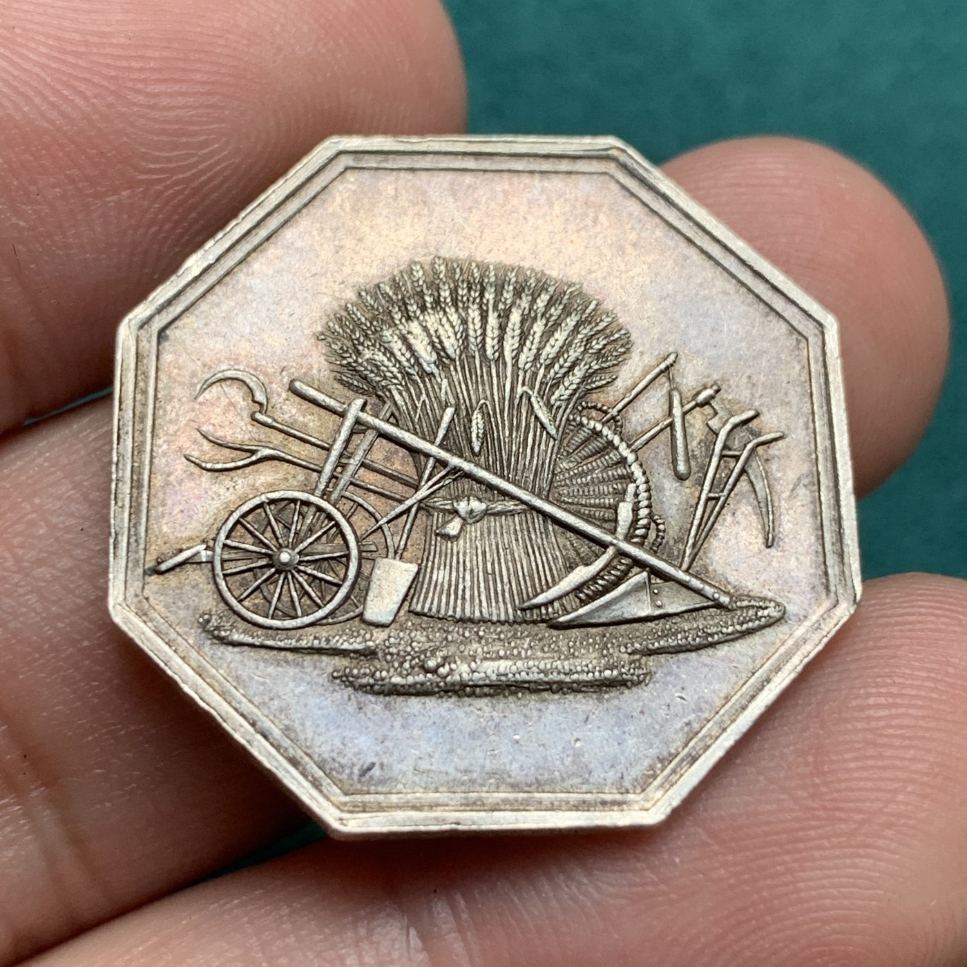 《竞宝斋》第187场-周日，周一 2场 (全场包邮) 法国1818年农艺协会八角银质代币 7.74g 27.8mm 手指Argent边铭