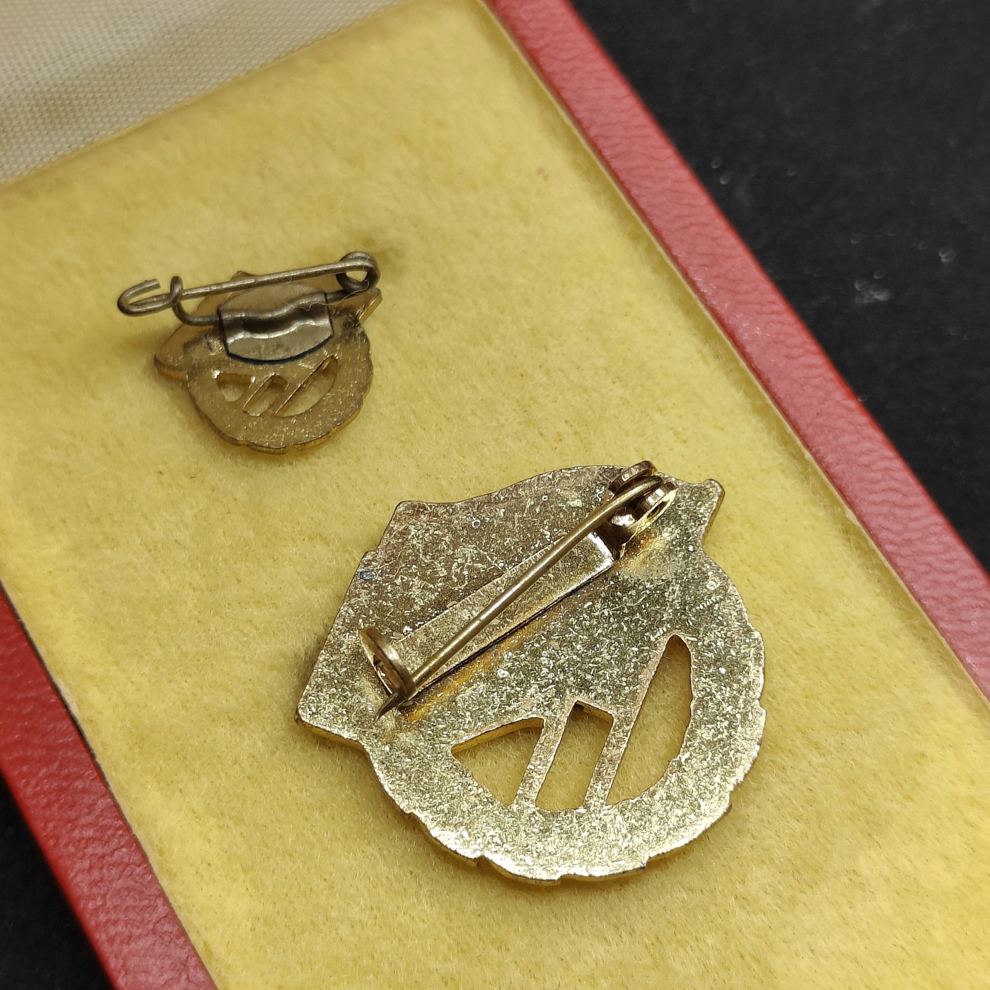 全场0元起拍 第80期 咸鱼国勋章拍卖专场 8月9日（周三）下午6：00开始 东德苏德友谊徽章金级 带早期漆皮盒