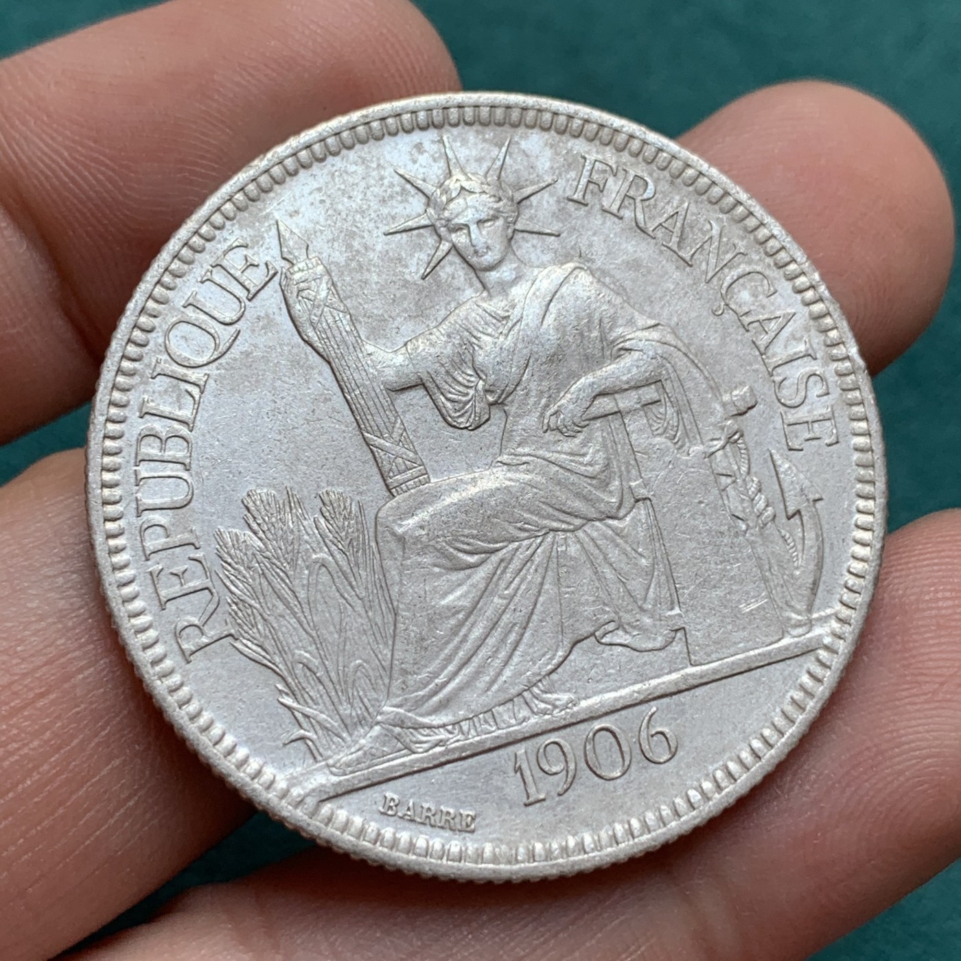 《竞宝斋》第187场-周日，周一 2场 (全场包邮) 1906A法属印度支那1皮阿斯特坐洋大银币 细节锋利