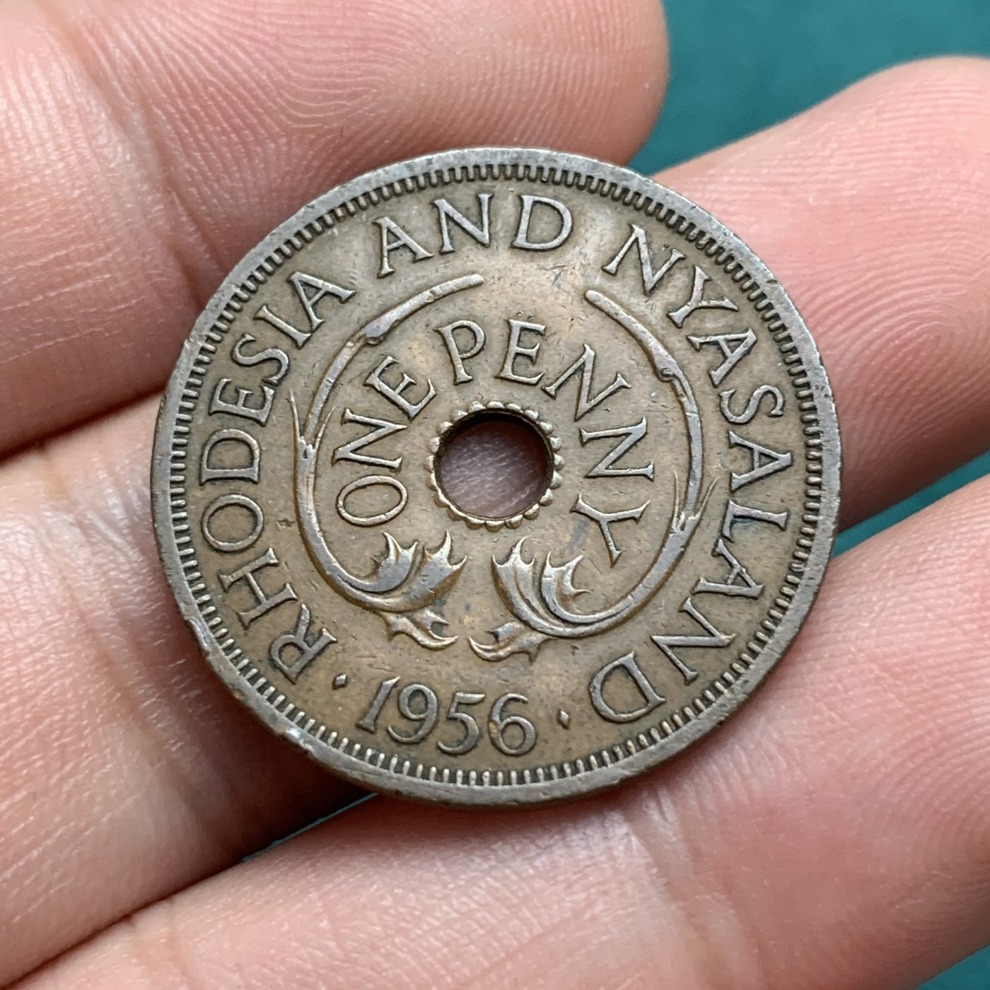 《竞宝斋》第187场-周日，周一 2场 (全场包邮) 1956年罗得西亚1便士双象中孔铜币