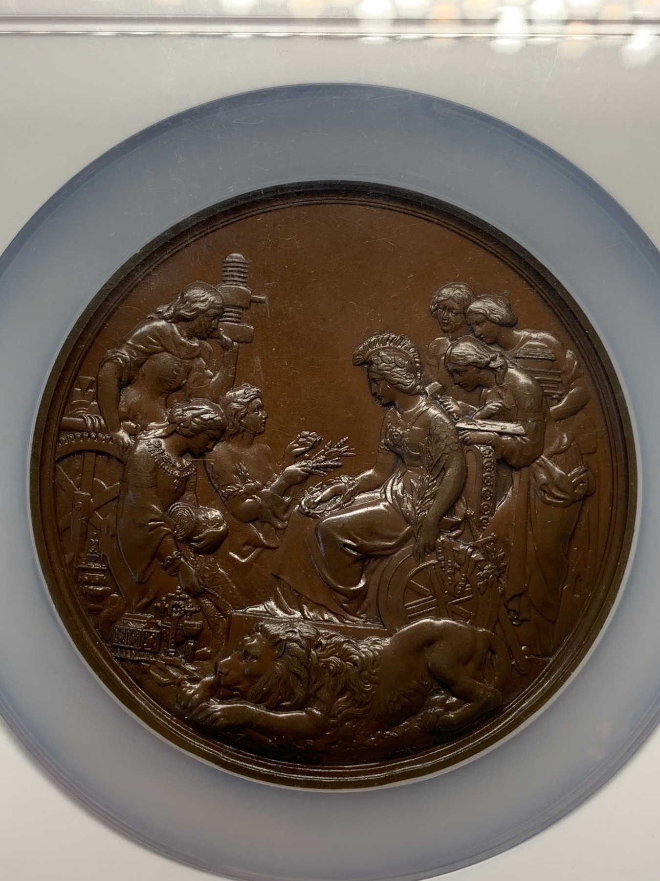 《竞宝斋》第187场-周日，周一 2场 (全场包邮) NGC MS65BN 英国 1862年 伦敦世博会大铜章，浮雕立体生动，英国历史章牌系列。附带原盒