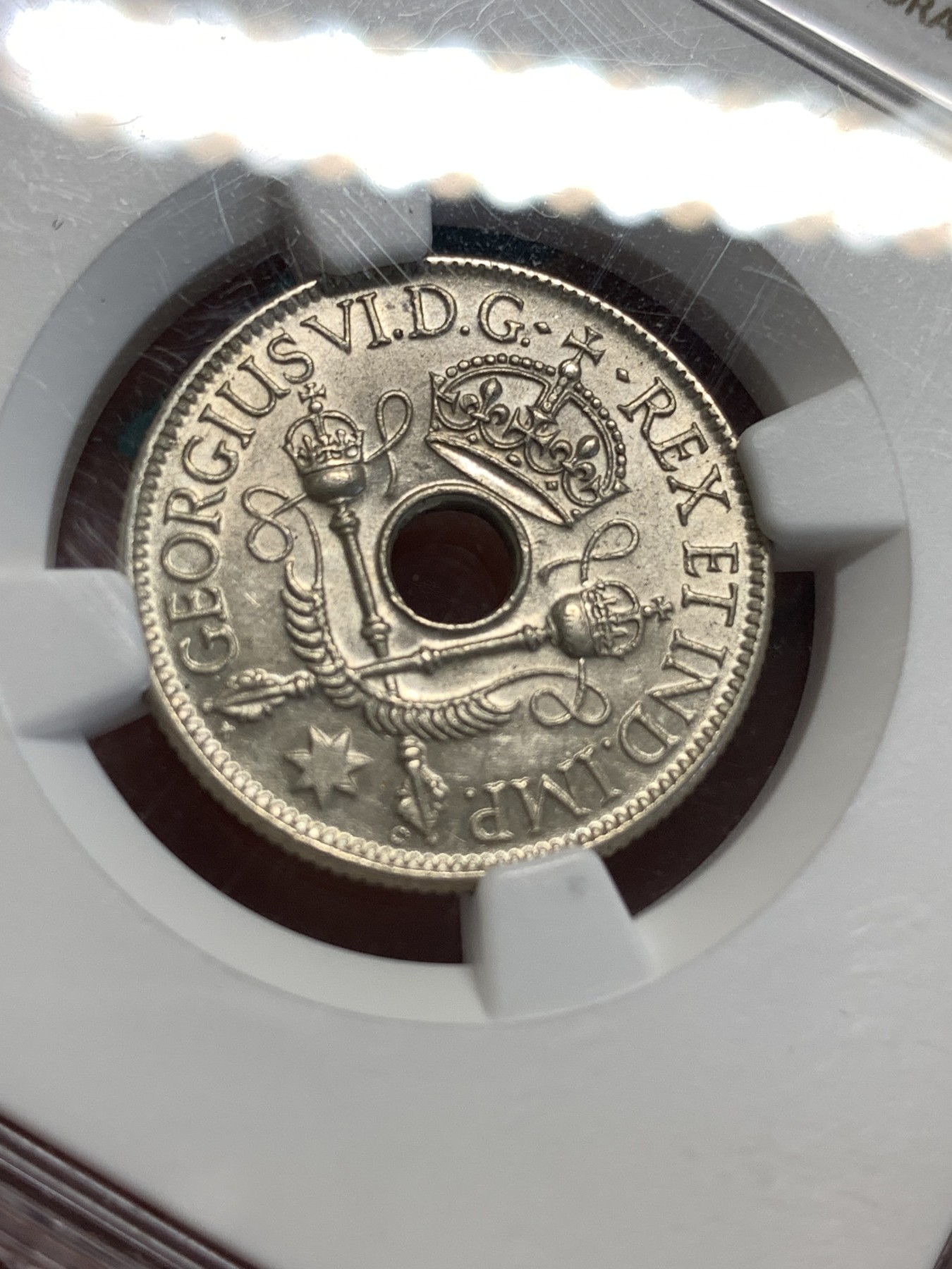 《竞宝斋》第187场-周日，周一 2场 (全场包邮) NGC-MS62  新几内亚 1938年 乔治六世一先令银币，转光良好，设计精美，融合英伦皇家气派与新几内亚土著风情