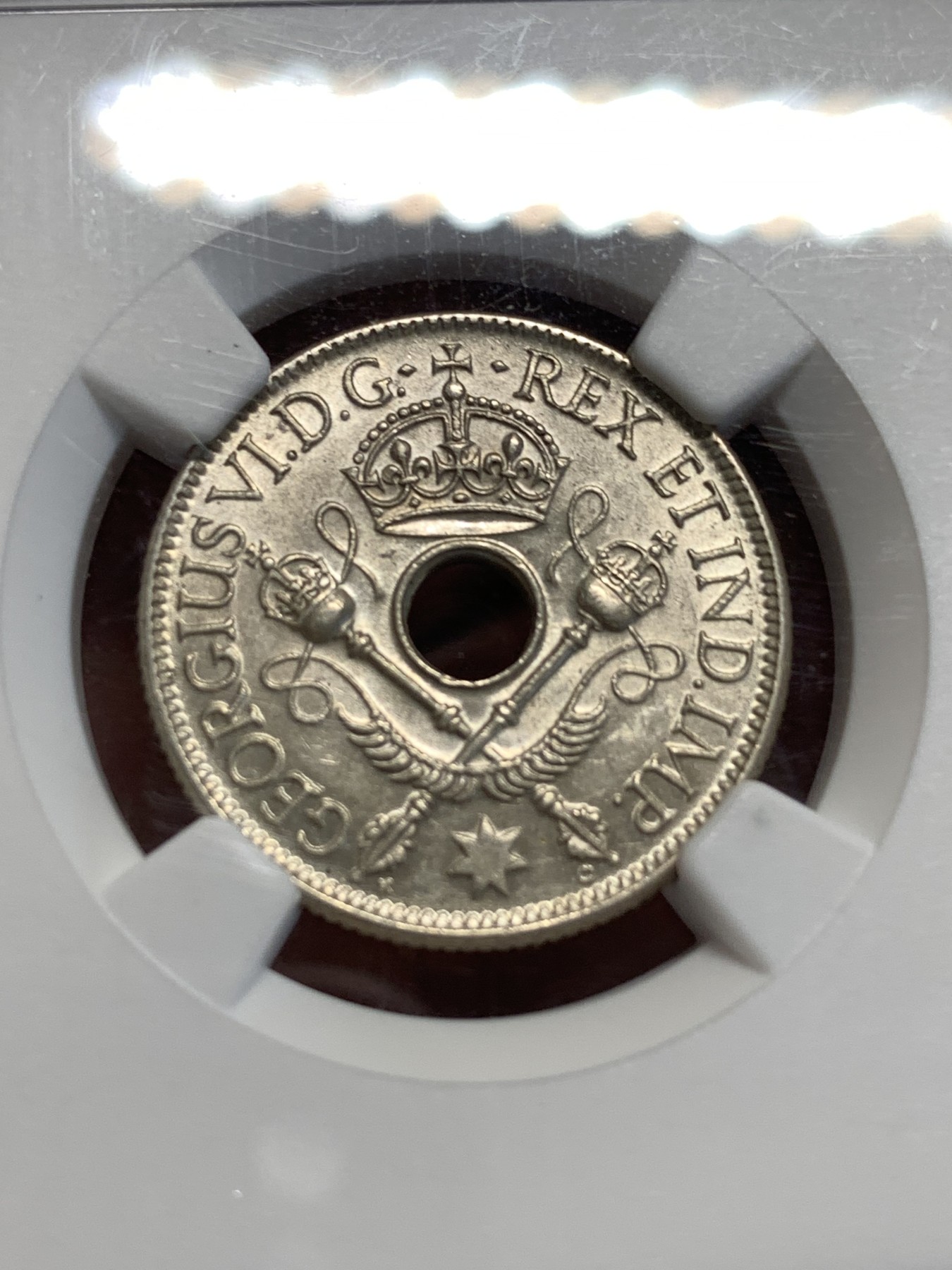 《竞宝斋》第187场-周日，周一 2场 (全场包邮) NGC-MS62  新几内亚 1938年 乔治六世一先令银币，转光良好，设计精美，融合英伦皇家气派与新几内亚土著风情