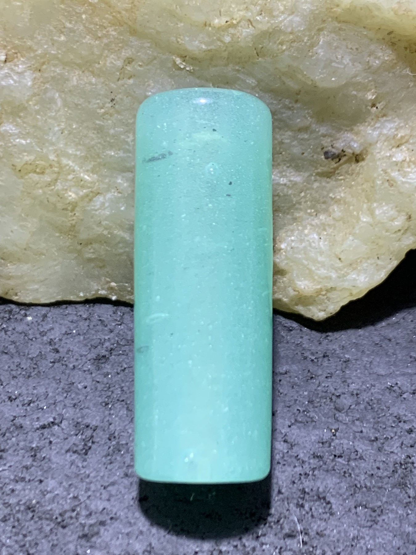 精美罕见建国前后库存冰山蓝色琉璃管珠一颗，