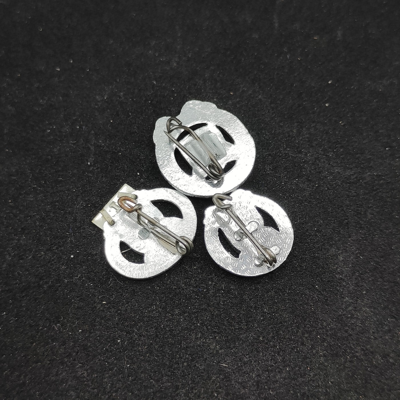 全场0元起拍 第80期 咸鱼国勋章拍卖专场 8月9日（周三）下午6：00开始 东德银级体能章三个 不同版本