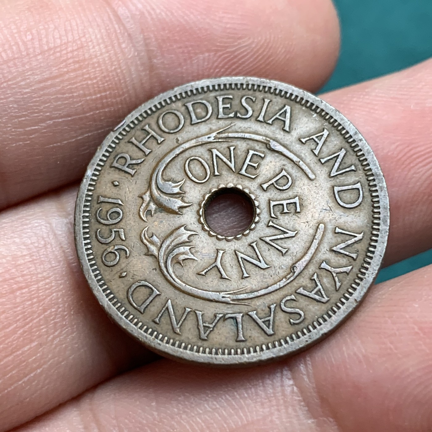 《竞宝斋》第187场-周日，周一 2场 (全场包邮) 1956年罗得西亚1便士双象中孔铜币