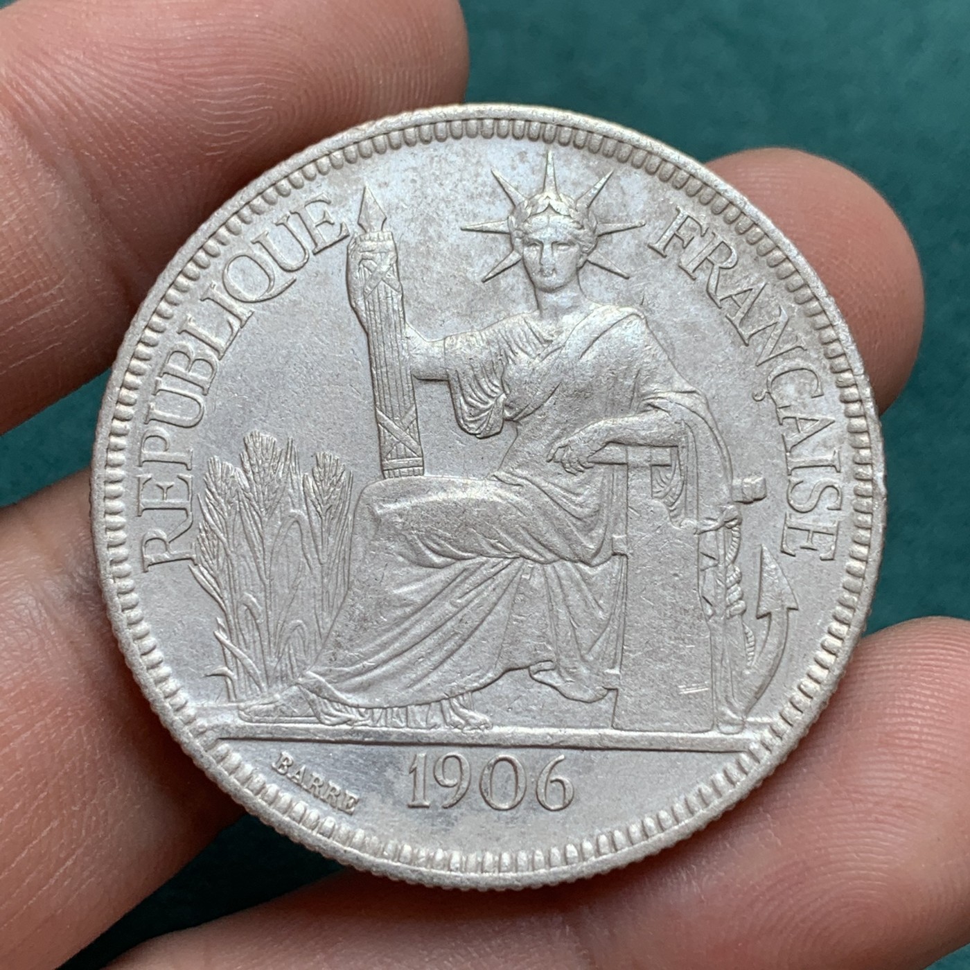 《竞宝斋》第187场-周日，周一 2场 (全场包邮) 1906A法属印度支那1皮阿斯特坐洋大银币 细节锋利