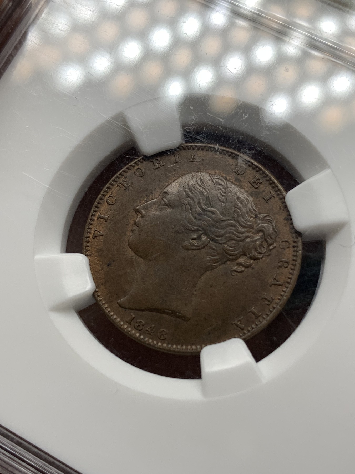 《竞宝斋》第187场-周日，周一 2场 (全场包邮) NGC-MS62BN 英国 1848年 早期小维 1/4便士=1法新 铜币 巧克力包浆，MS难得。经典小维头像，青春靓丽。