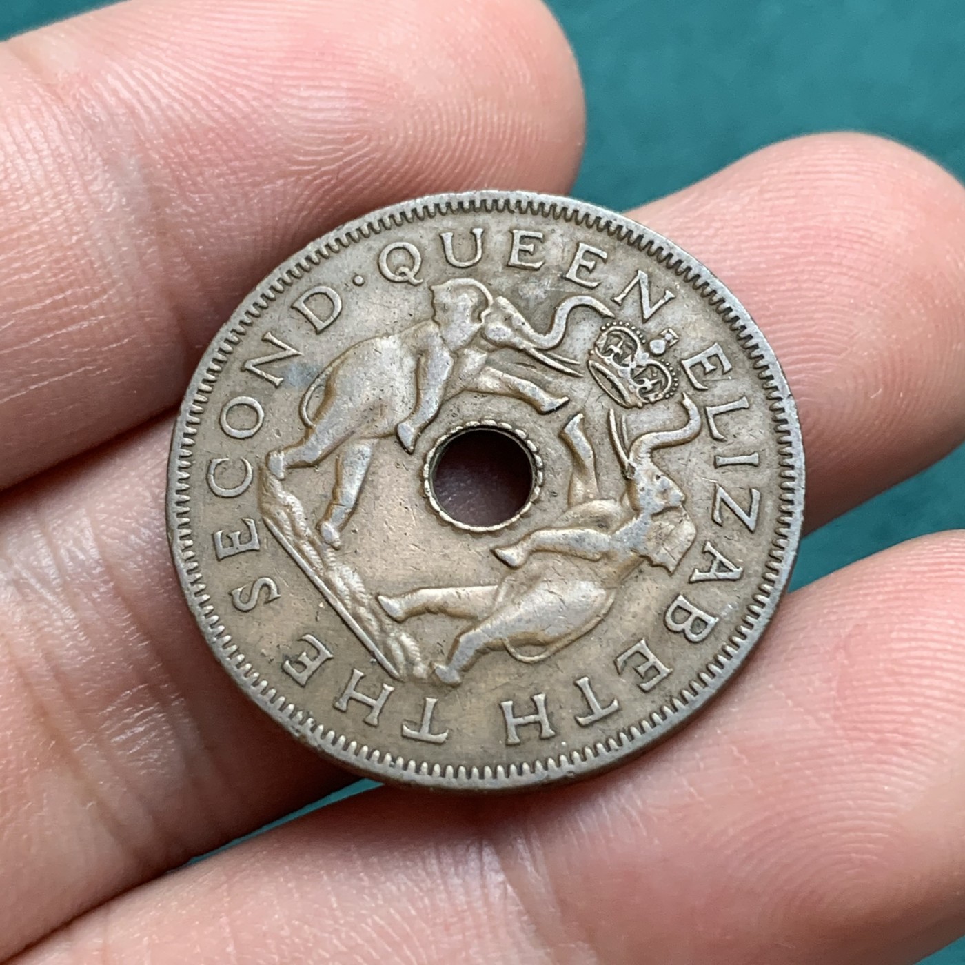 《竞宝斋》第187场-周日，周一 2场 (全场包邮) 1956年罗得西亚1便士双象中孔铜币