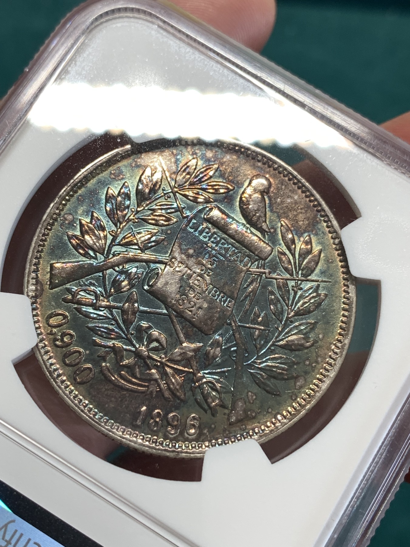 《竞宝斋》第188场-周日，周一 2场 (全场包邮) NGC-AU危地马拉1896年1比索大银币，五彩漂亮包浆，拉美热门大主币