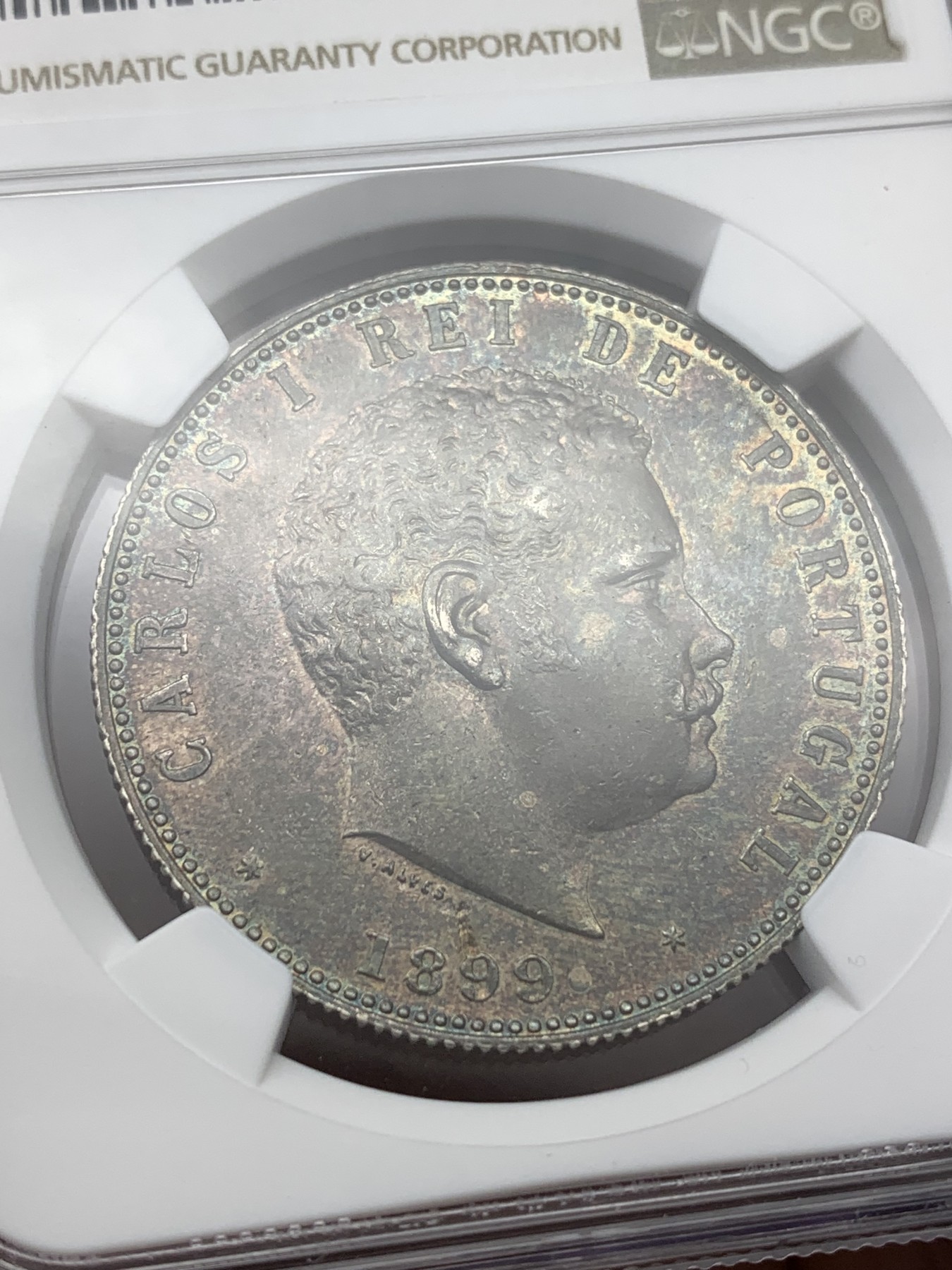 《竞宝斋》第188场-周日，周一 2场 (全场包邮) NGC MS62 葡萄牙1899年卡洛斯一世头像1000瑞斯银币，国币流行黑浆彩，一流老味道。状态极其出色