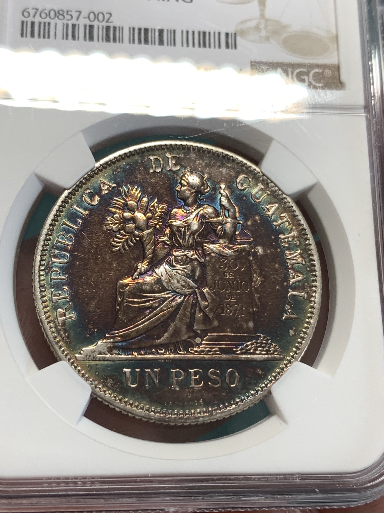 《竞宝斋》第188场-周日，周一 2场 (全场包邮) NGC-AU危地马拉1896年1比索大银币，五彩漂亮包浆，拉美热门大主币