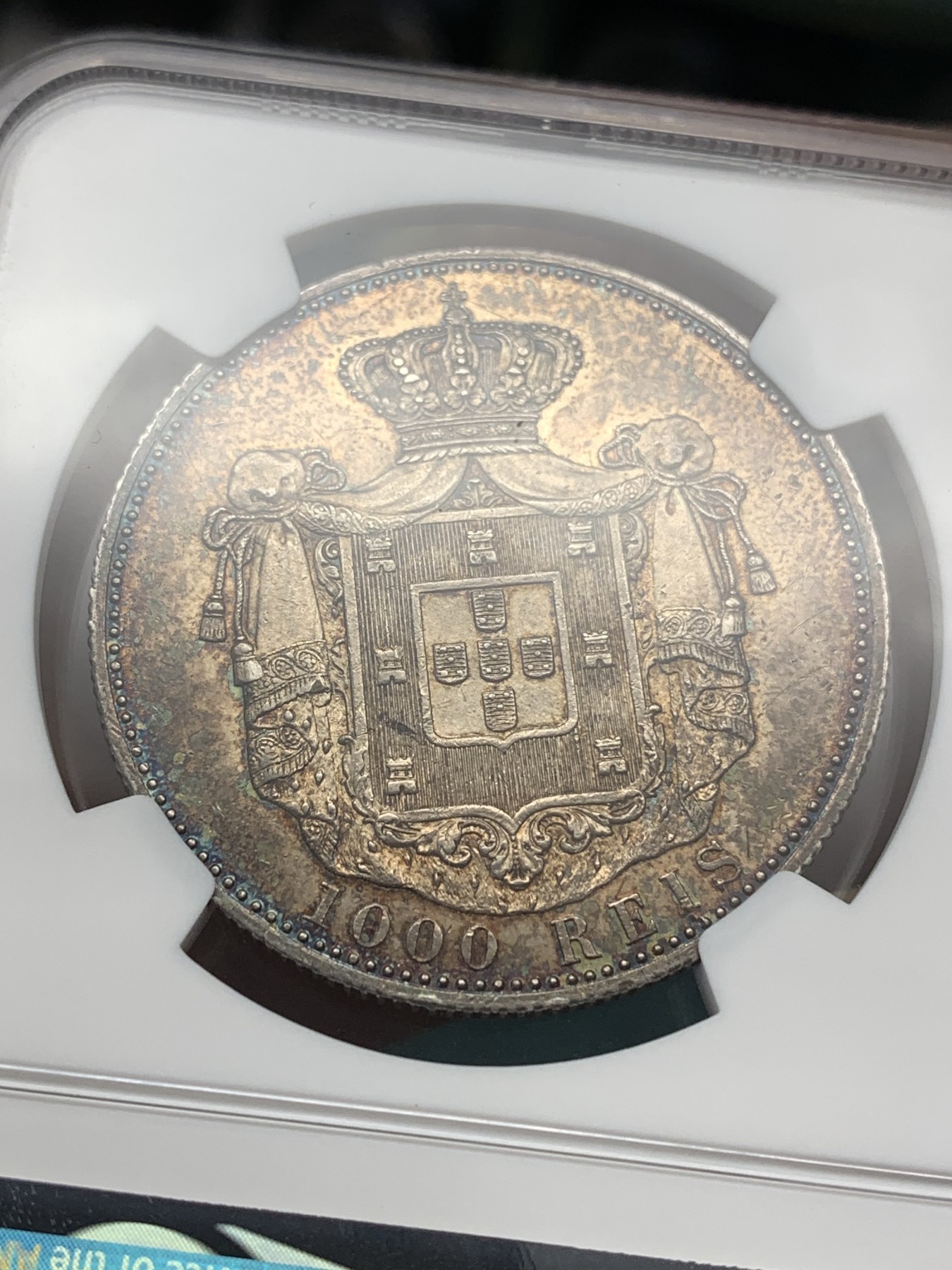 《竞宝斋》第188场-周日，周一 2场 (全场包邮) NGC MS62 葡萄牙1899年卡洛斯一世头像1000瑞斯银币，国币流行黑浆彩，一流老味道。状态极其出色