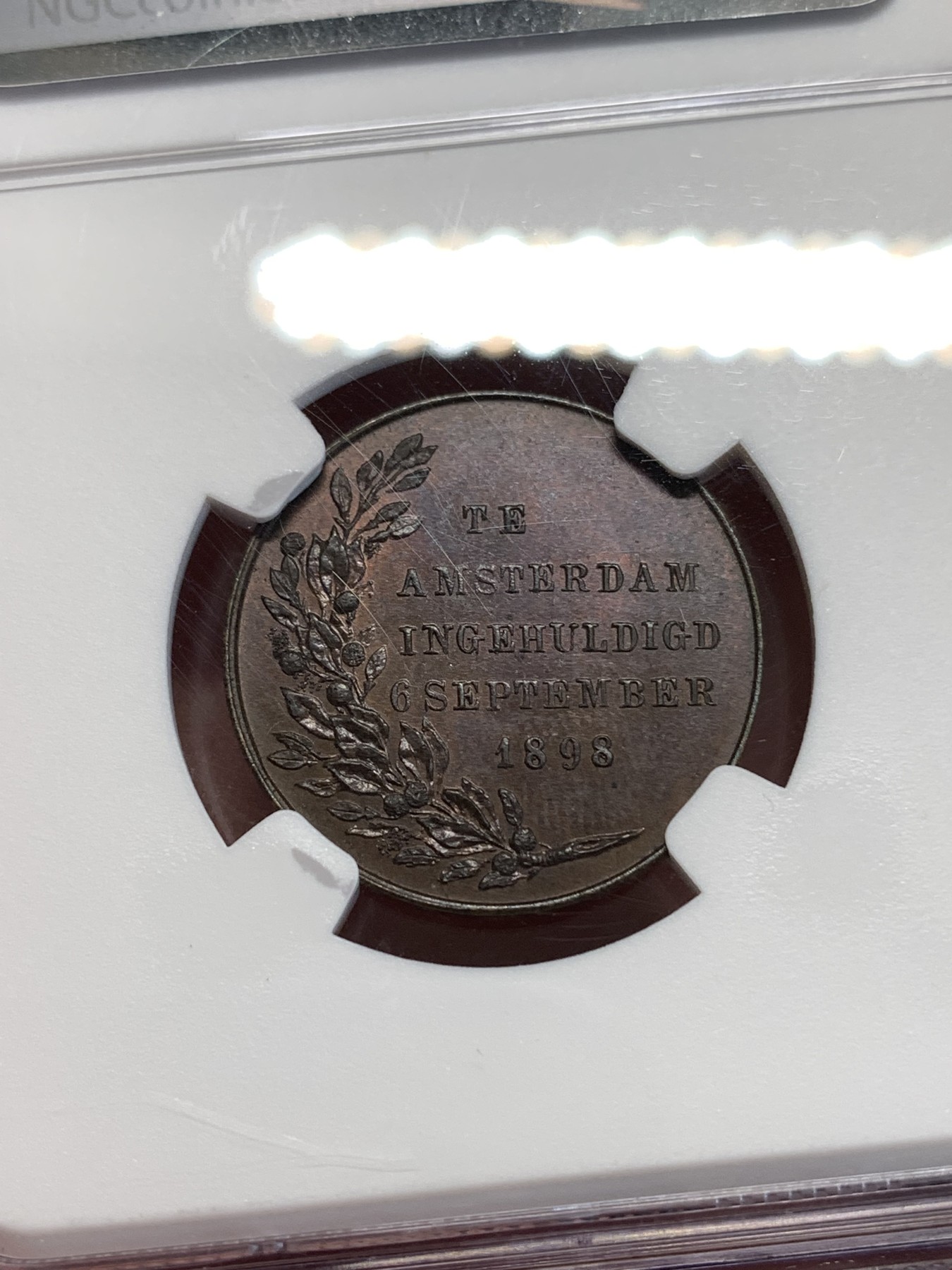 《竞宝斋》第188场-周日，周一 2场 (全场包邮) NGC-MS63BN 荷兰 1898年 威廉明娜女王加冕纪念铜章，稀少品种，经典皇冠少女头像。酒红色铜光犹存。