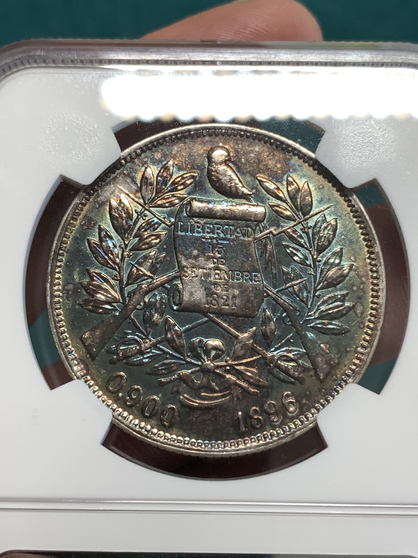 《竞宝斋》第188场-周日，周一 2场 (全场包邮) NGC-AU危地马拉1896年1比索大银币，五彩漂亮包浆，拉美热门大主币