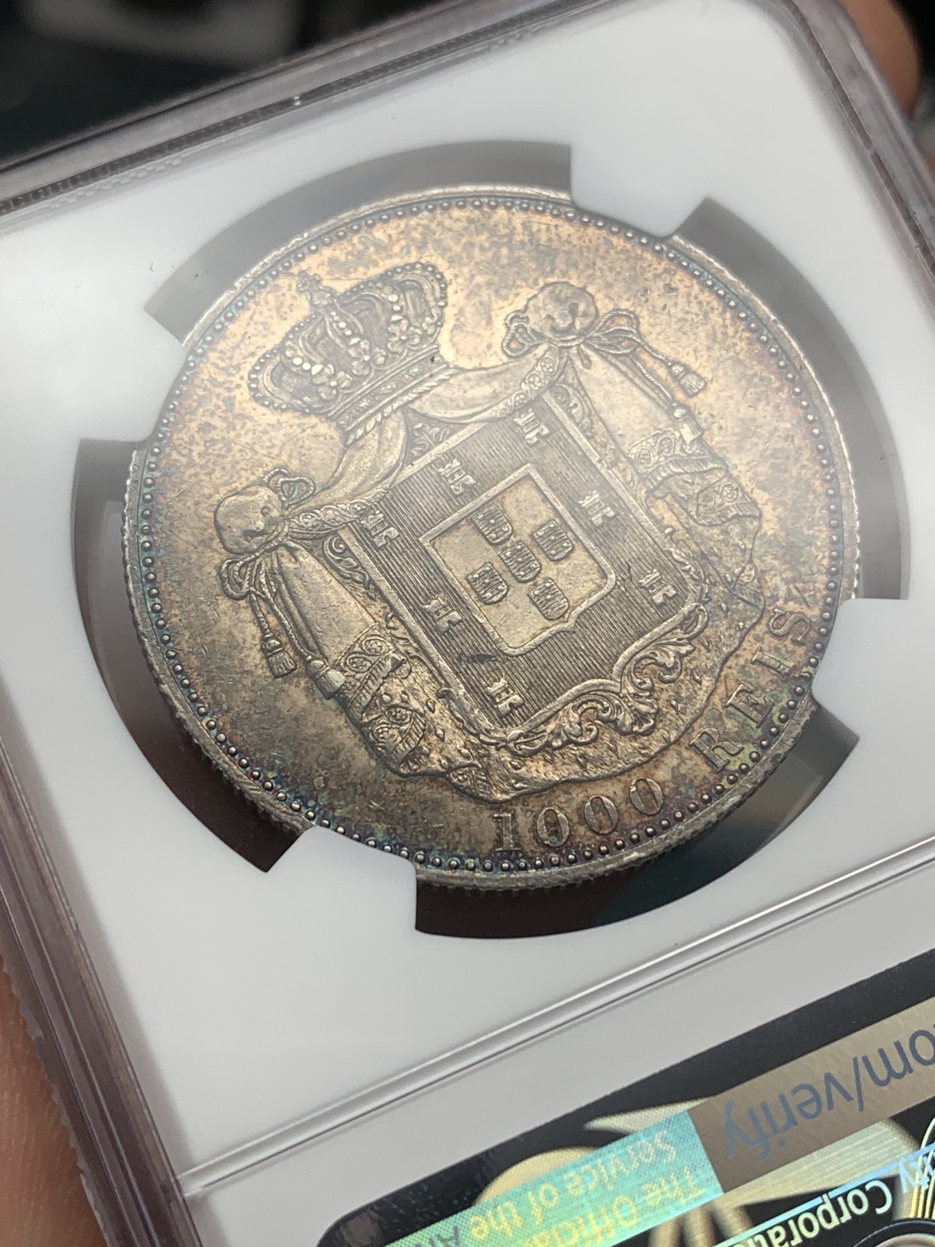 《竞宝斋》第188场-周日，周一 2场 (全场包邮) NGC MS62 葡萄牙1899年卡洛斯一世头像1000瑞斯银币，国币流行黑浆彩，一流老味道。状态极其出色