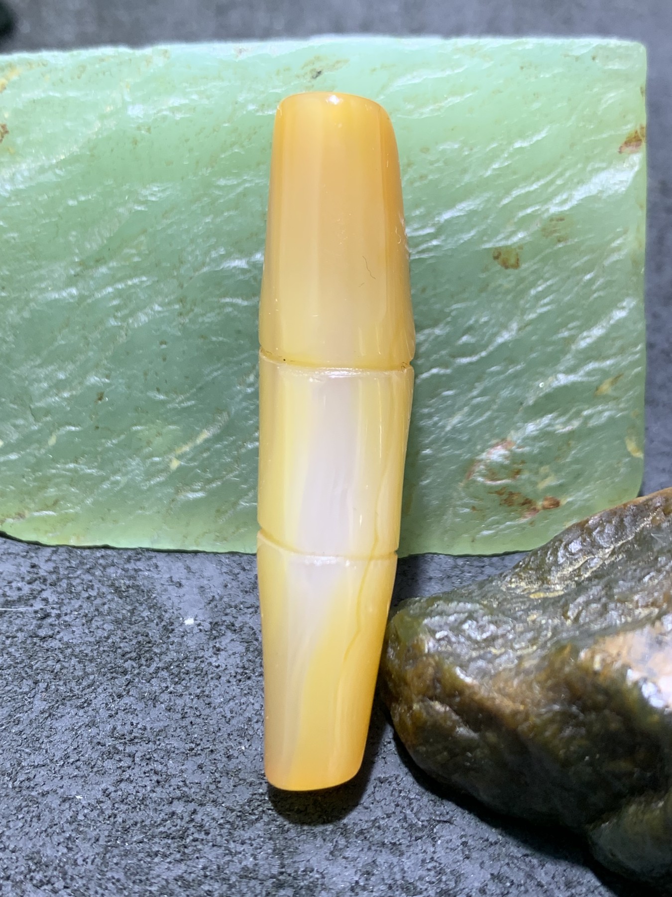 精美手工雕刻天然原皮糖料马达加斯加玛瑙俏色巧雕竹节蜘蛛吊坠(把件)一个，