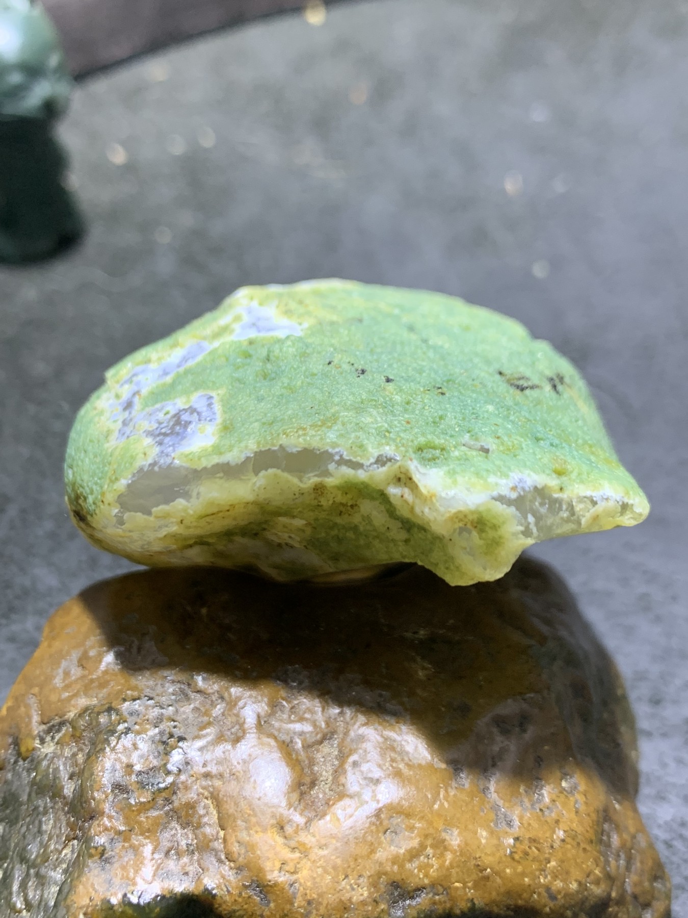 精美天然戈壁绿皮玛瑙雕刻招财金蟾大吊坠（把件)一个，