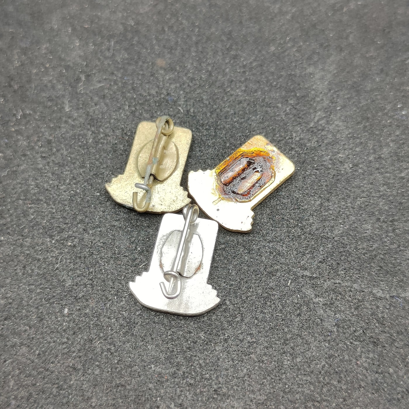 全场0元起拍 第81期 咸鱼国勋章拍卖专场 8月13日（周日）下午6：00开始 东德FDGB徽章三个