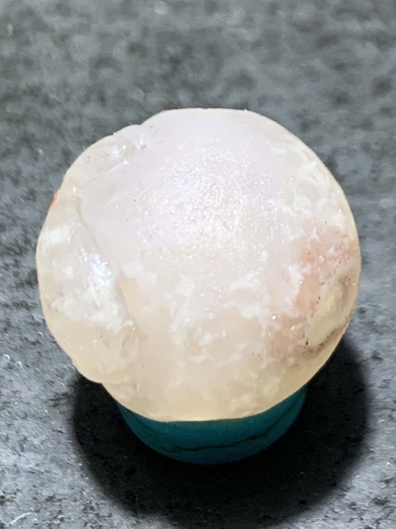 精美亚光满冰飘糖心料战国红玛瑙手工俏色巧雕玉兔珠一个，