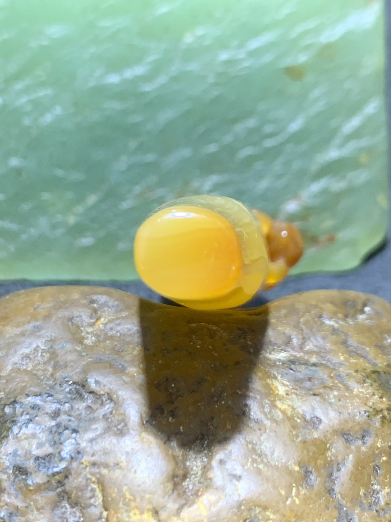 精美手工雕刻天然原皮糖料马达加斯加玛瑙俏色巧雕竹节蜘蛛吊坠(把件)一个，