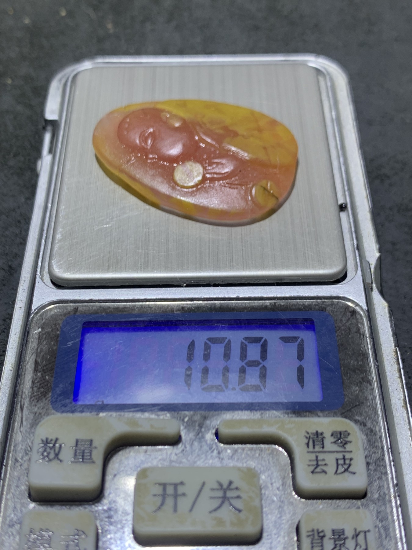 精美亚光蒙料冰飘鸡油黄飘朱砂点战国红玛瑙手工雕刻小沙弥吊坠一个，