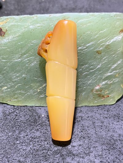 精美手工雕刻天然原皮糖料马达加斯加玛瑙俏色巧雕竹节蜘蛛吊坠(把件)一个， 精美手工雕刻天然原皮糖料马达加斯加玛瑙俏色巧雕竹节蜘蛛吊坠(把件)一个，