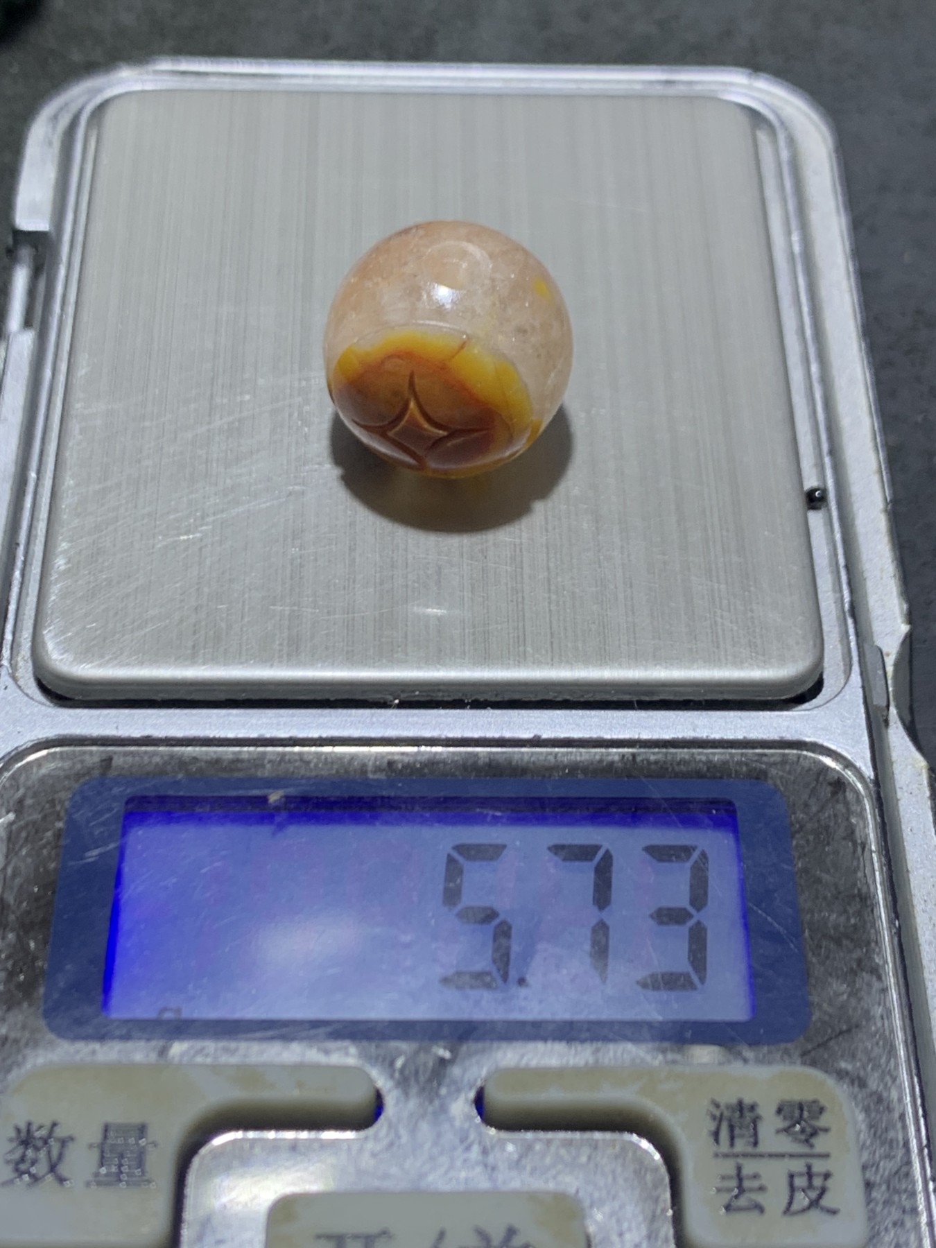 精美冰飘战国红玛瑙手工俏色巧雕连中三元圆珠一个，