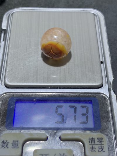 精美冰飘战国红玛瑙手工俏色巧雕连中三元圆珠一个， 精美冰飘战国红玛瑙手工俏色巧雕连中三元圆珠一个，