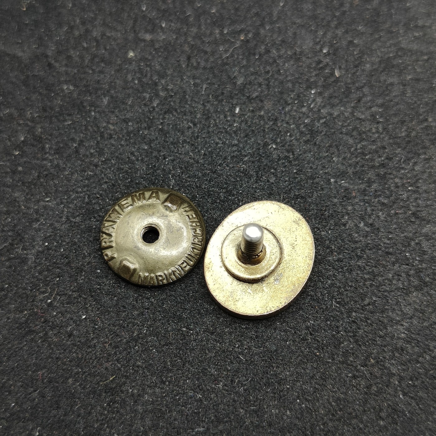 全场0元起拍 第81期 咸鱼国勋章拍卖专场 8月13日（周日）下午6：00开始 早期盘扣 东德社会统一党珐琅党徽