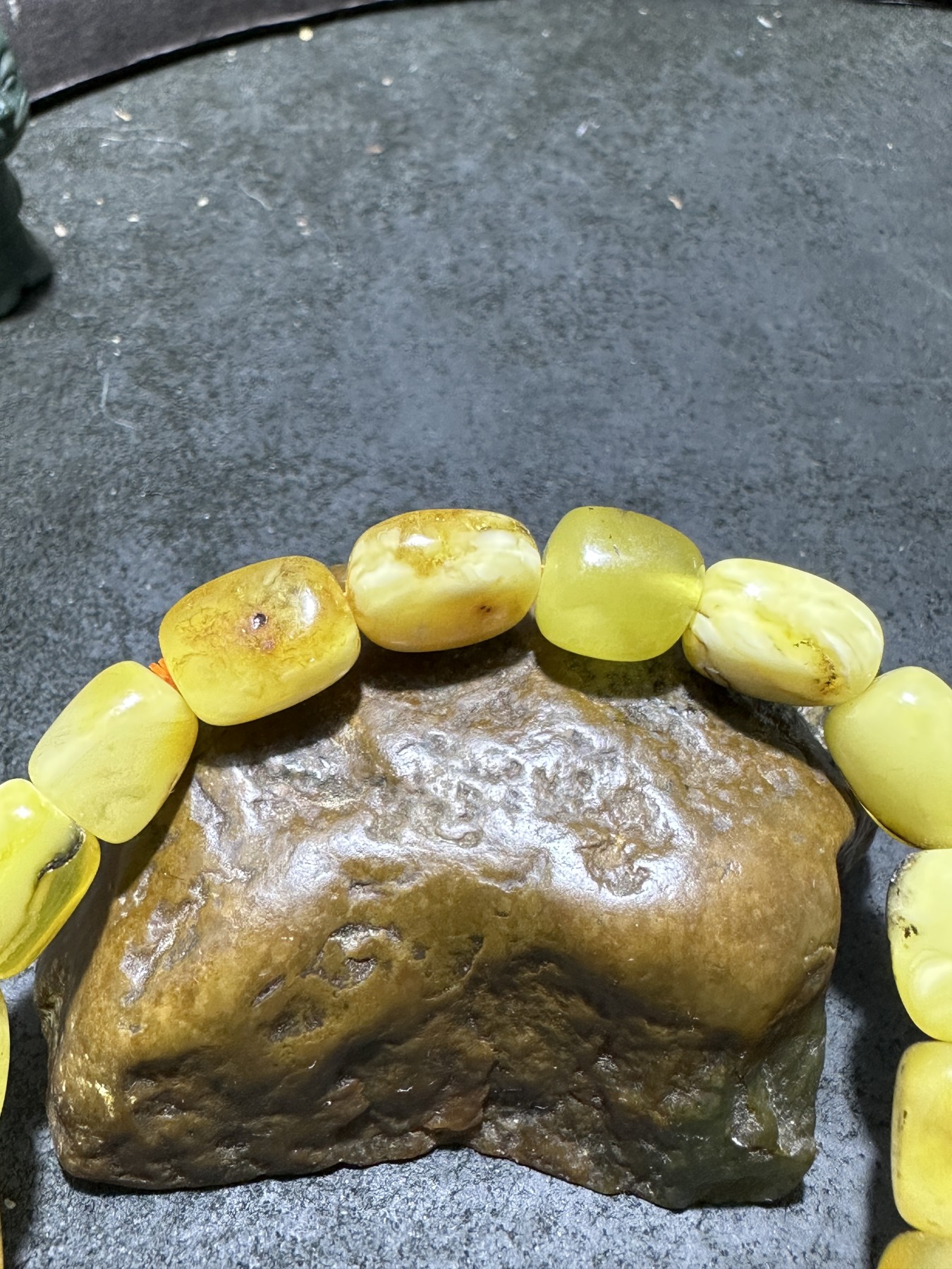 天然乌克兰蜜蜡随形手串1条！