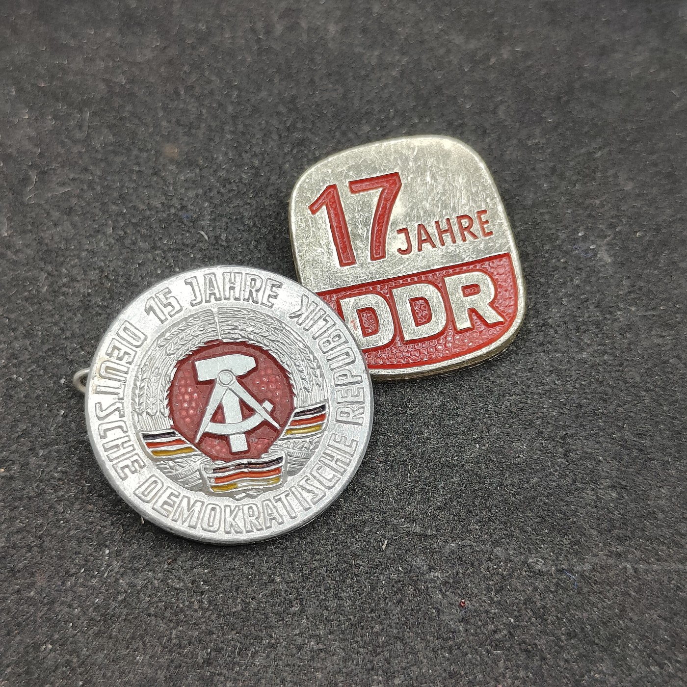 全场0元起拍 第81期 咸鱼国勋章拍卖专场 8月13日（周日）下午6：00开始 东德建国15年 17年纪念章两个