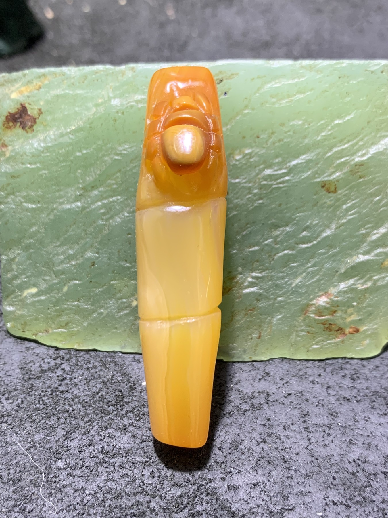 精美手工雕刻天然原皮糖料马达加斯加玛瑙俏色巧雕竹节蜘蛛吊坠(把件)一个，